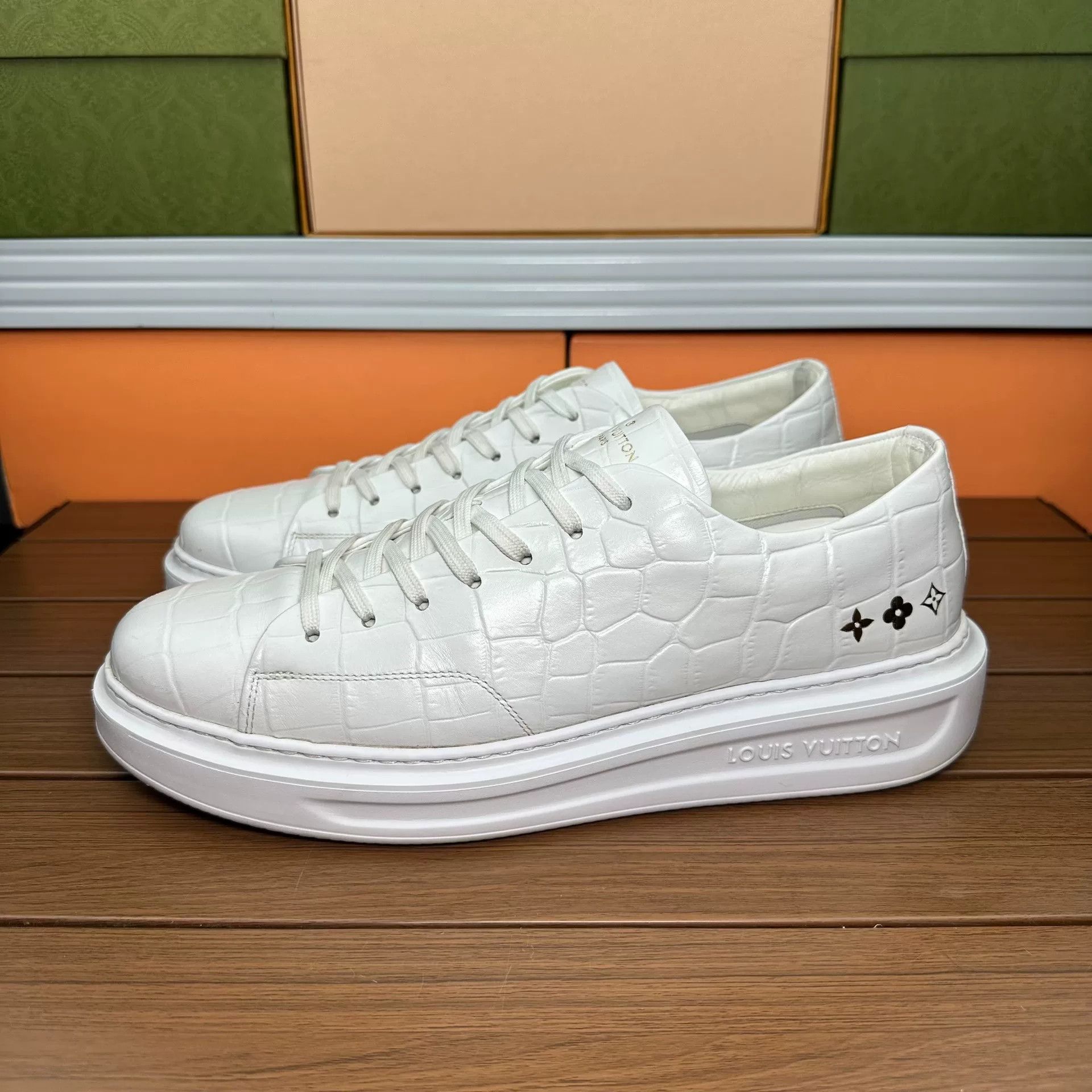 Louis Vuitton Louis Vuitton Casual White Lowtop Sneakers 10 Men Size US 10 / EU 43 - 1 Thumbnail