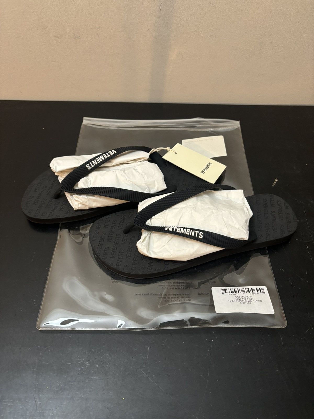Vetements Vetements Logo Thong Flip Flops Black Size US 8 / EU 41 - 1 Thumbnail
