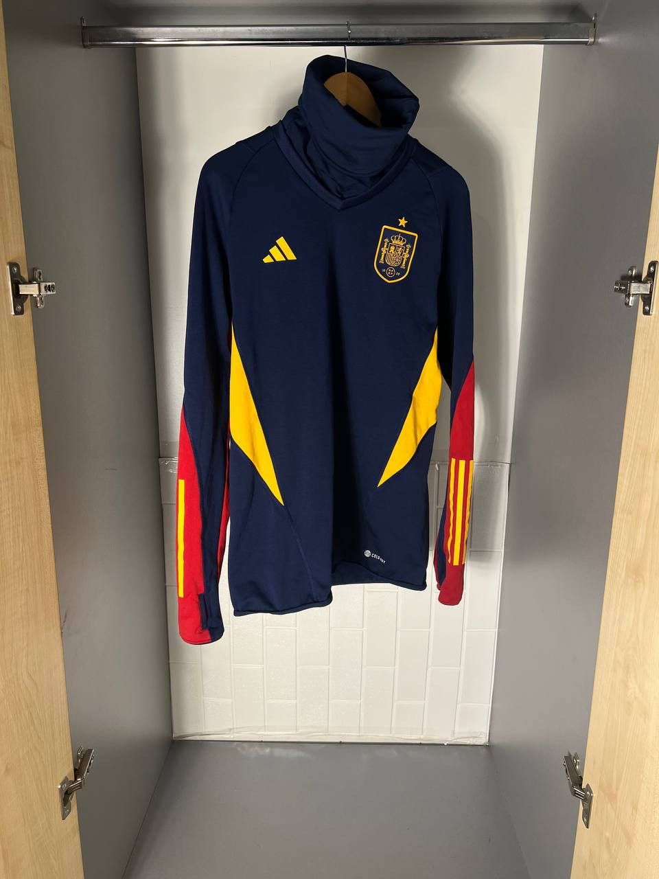 Adidas VINTAGE ADIDAS SPAIN SOCCER JERSEY SWEATSHIRT BLOKE Y2K 90s Size US L / EU 52-54 / 3 - 3 Thumbnail