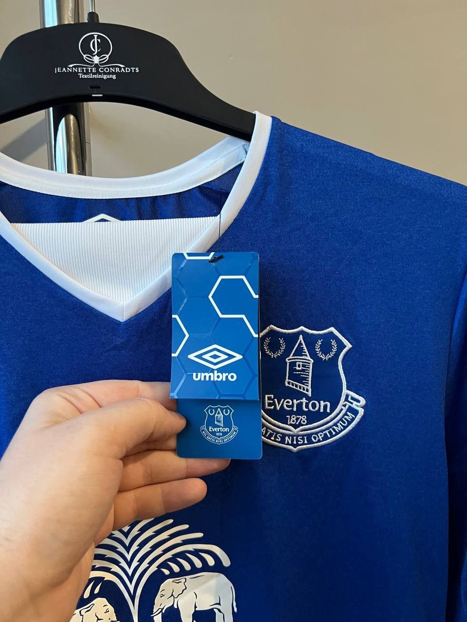 Umbro NEW 2016/17 EVERTON HOME SOCCER JERSEY FOOTBALL SHIRT UMBRO Size US L / EU 52-54 / 3 - 6 Thumbnail
