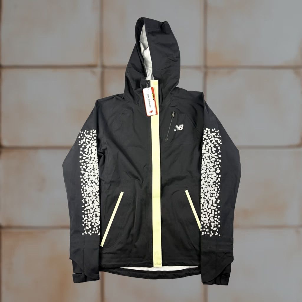 New Balance New Balance Beacon Jacket Womens Small Black Full Zip Running Glow High Vis Windbreaker Jacket Womens S Black Full Zip Glow High Vis Size S / US 4 / IT 40 - 1 Thumbnail