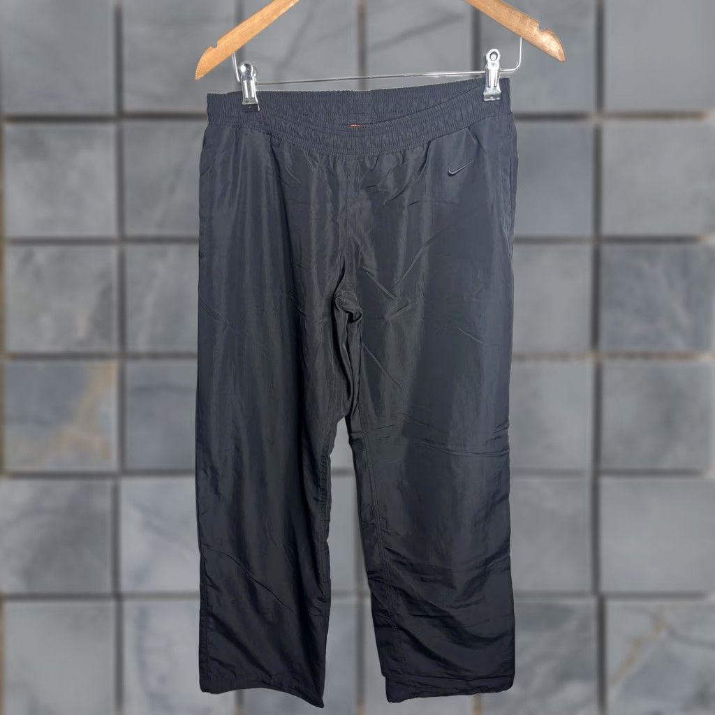 Nike VINTAGE Nike Athletic Pants Womens Small Black Windbreaker Track Pants Swoosh Logo Size 28" / US 6 / IT 42 - 1 Thumbnail