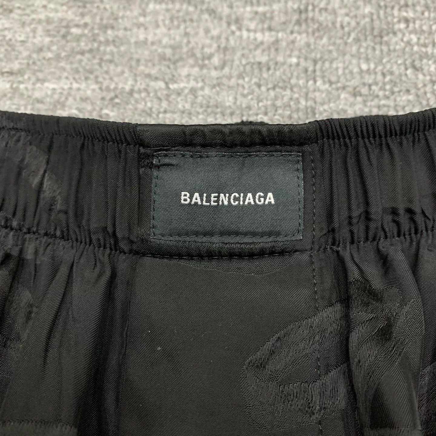 Balenciaga balenciaga black silk printed shorts size 50 Size US 34 / EU 50 - 6 Thumbnail