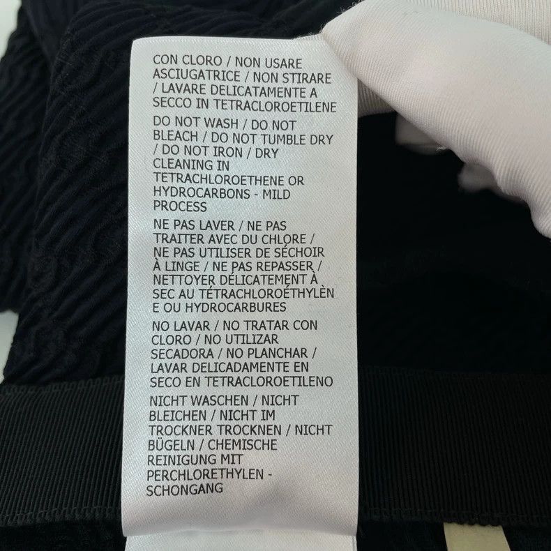 Gucci Gucci Black dark pattern logo skirt 2504-Nextarrow Size 26" / US 2 / IT 38 - 8 Thumbnail