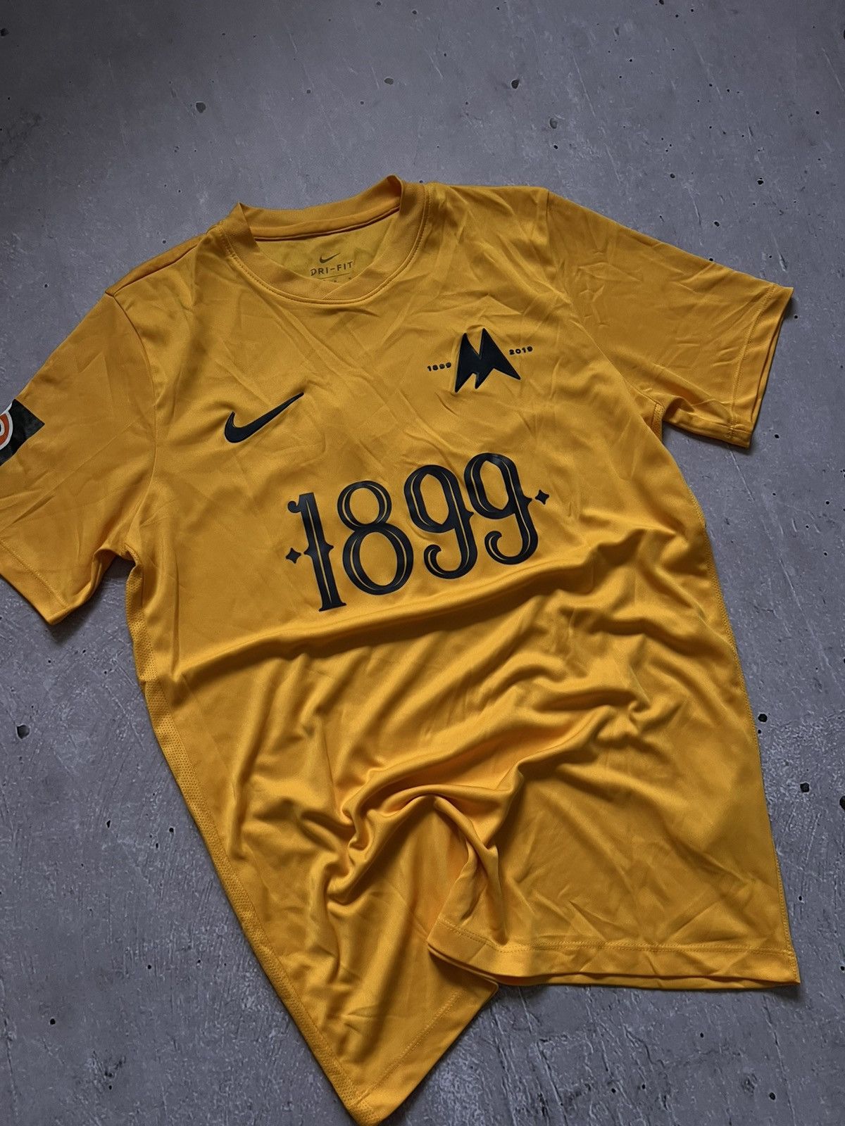 Nike Torquay United 2019-20 Nike t-shirt football jersey sz M #11 Size US M / EU 48-50 / 2 - 1 Thumbnail