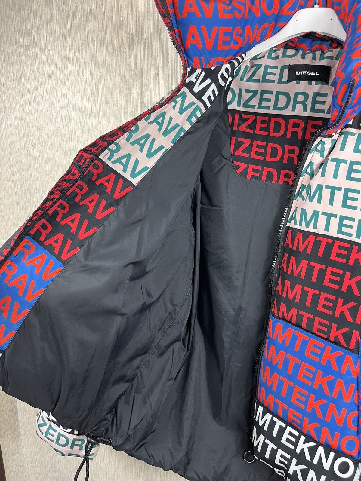 Diesel Diesel puffer boxy oversized down jacket full print words Size US S / EU 44-46 / 1 - 15 Thumbnail