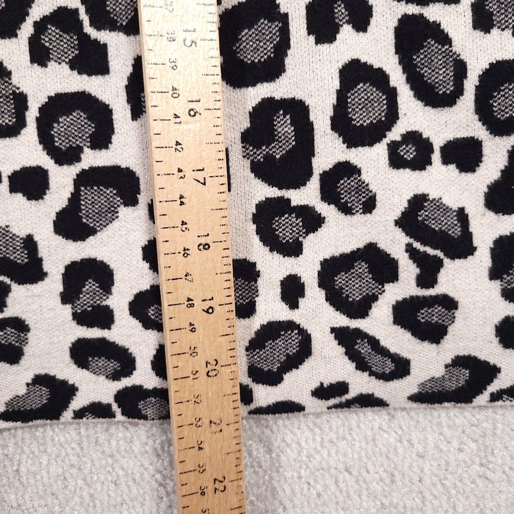 Vintage Tahari Leopard Print Mock Neck Sweater Womens Small White Black Stretch Pullover Knit Vintage? No (remove question) Size S / US 4 / IT 40 - 7 Thumbnail