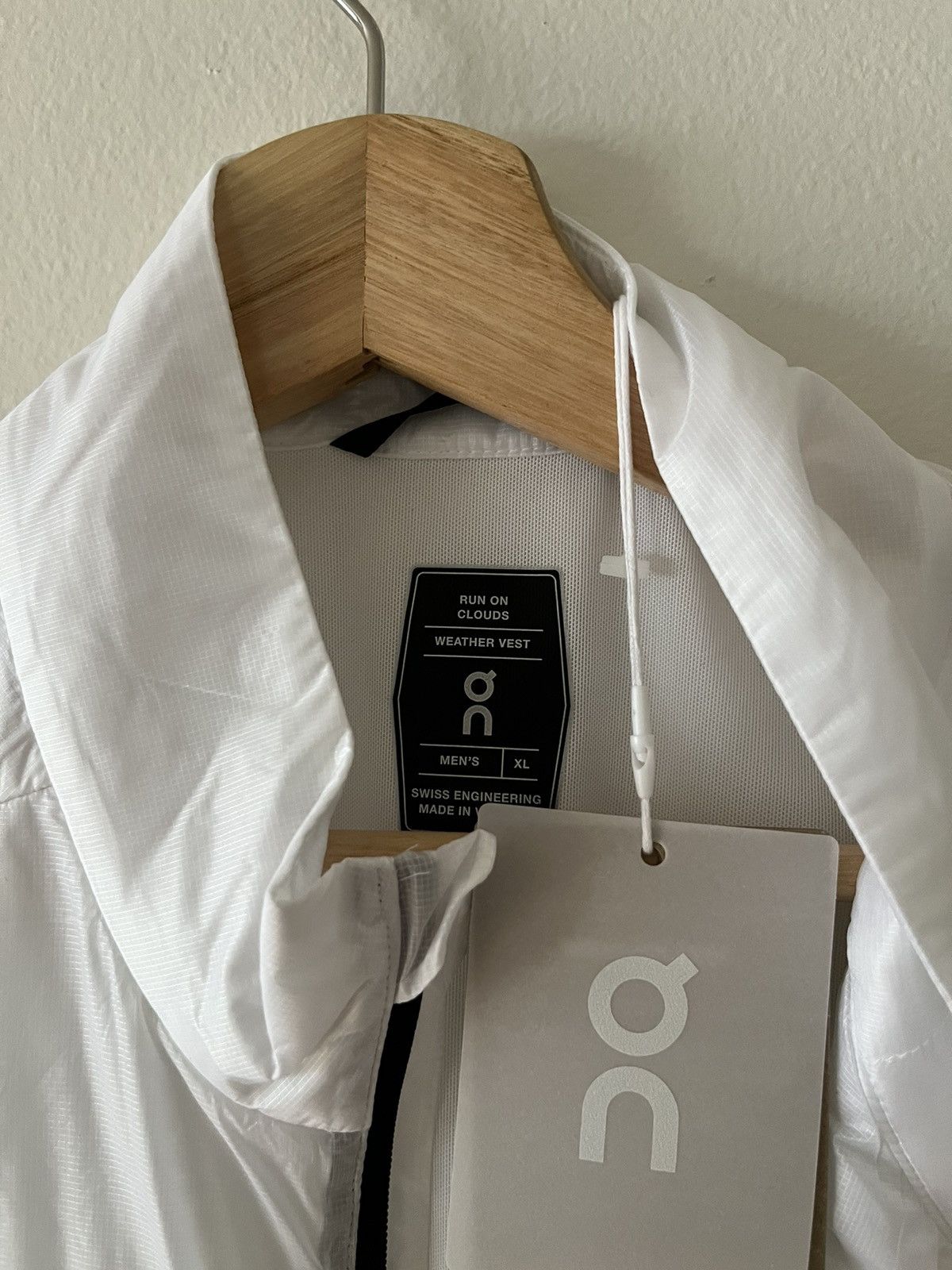 On On Cloud On Weather Vest White and black jacket Size US XL / EU 56 / 4 - 5 Thumbnail