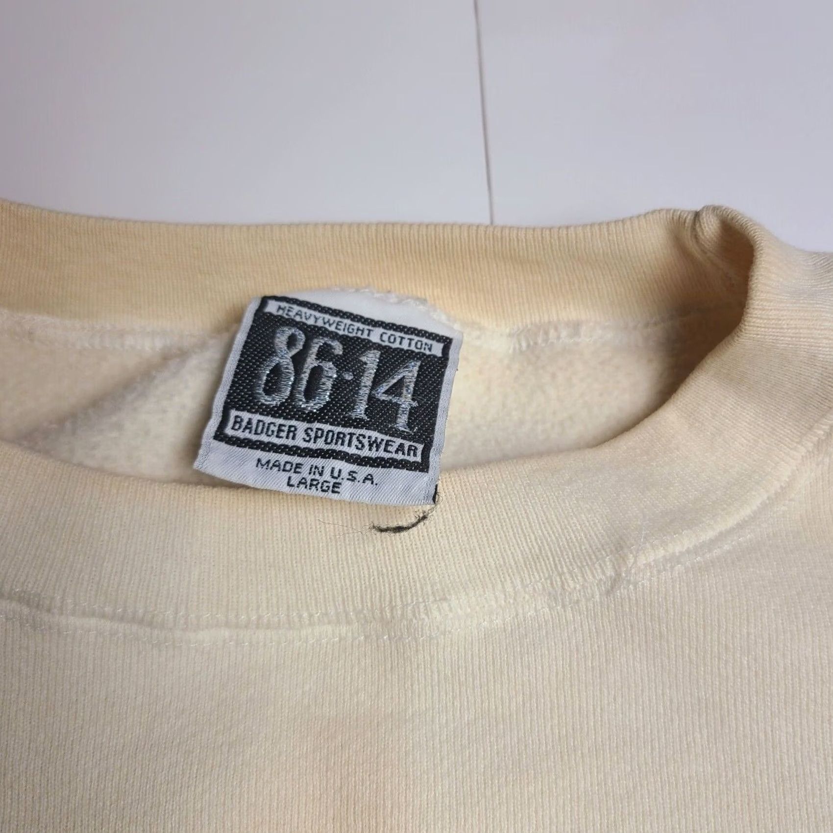 Vintage VINTAGE Bairds Tavern Sweatshirt Scotland 1990 Knight Ales Men’s Large Distressed Crew Neck Long Sleeve Pullover Sweatshirt Men Ivory L Size US L / EU 52-54 / 3 - 5 Thumbnail