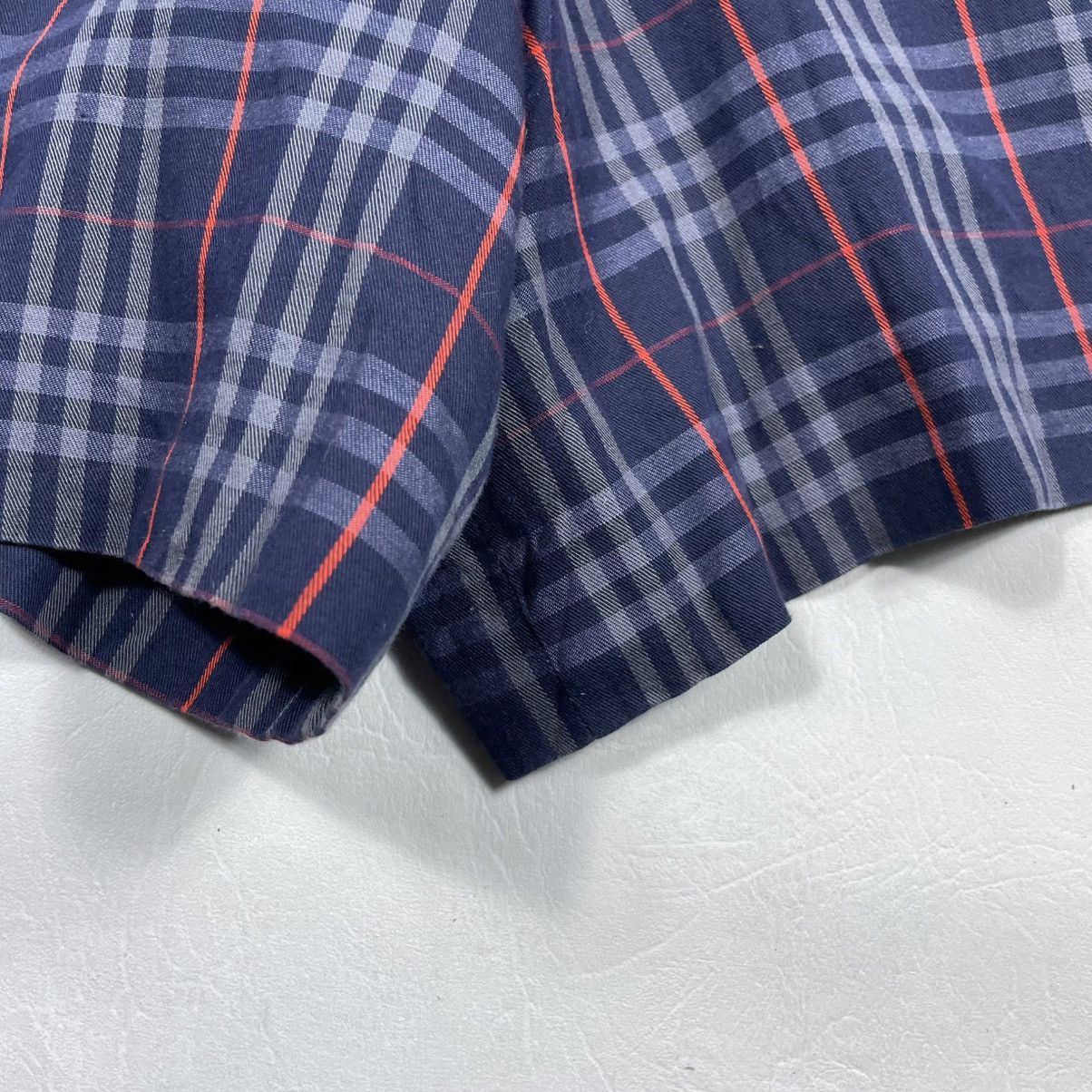 Burberry BURBERRY BLUE PLAID SHORT Size 27" / US 4 / IT 40 - 4 Thumbnail