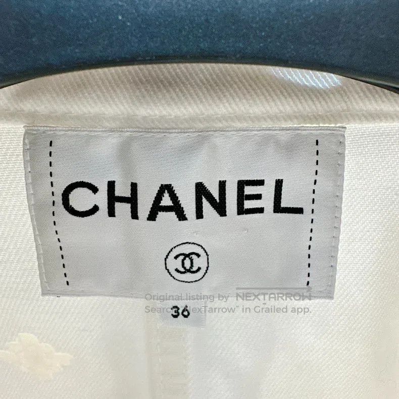 Chanel Chanel White camelia relief denim jacket Size XS / US 0-2 / IT 36-38 - 2 Thumbnail