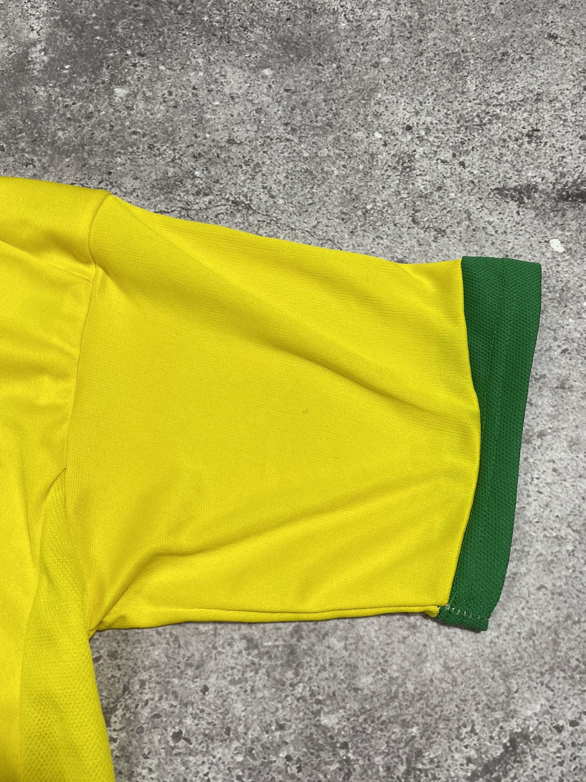 Vintage Vintage KAKA BRASIL #8 jersey Size US L / EU 52-54 / 3 - 4 Thumbnail