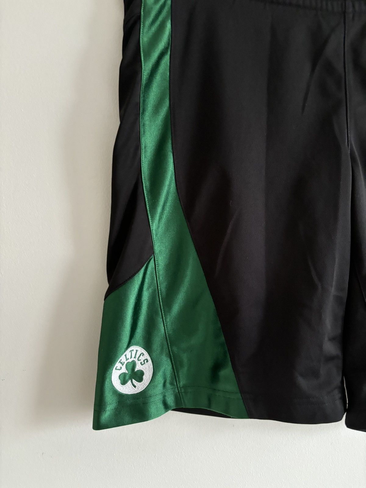 Adidas × NBA × Vintage 2007 Boston Celtics Shorts Size US 30 / EU 46 - 2 Thumbnail