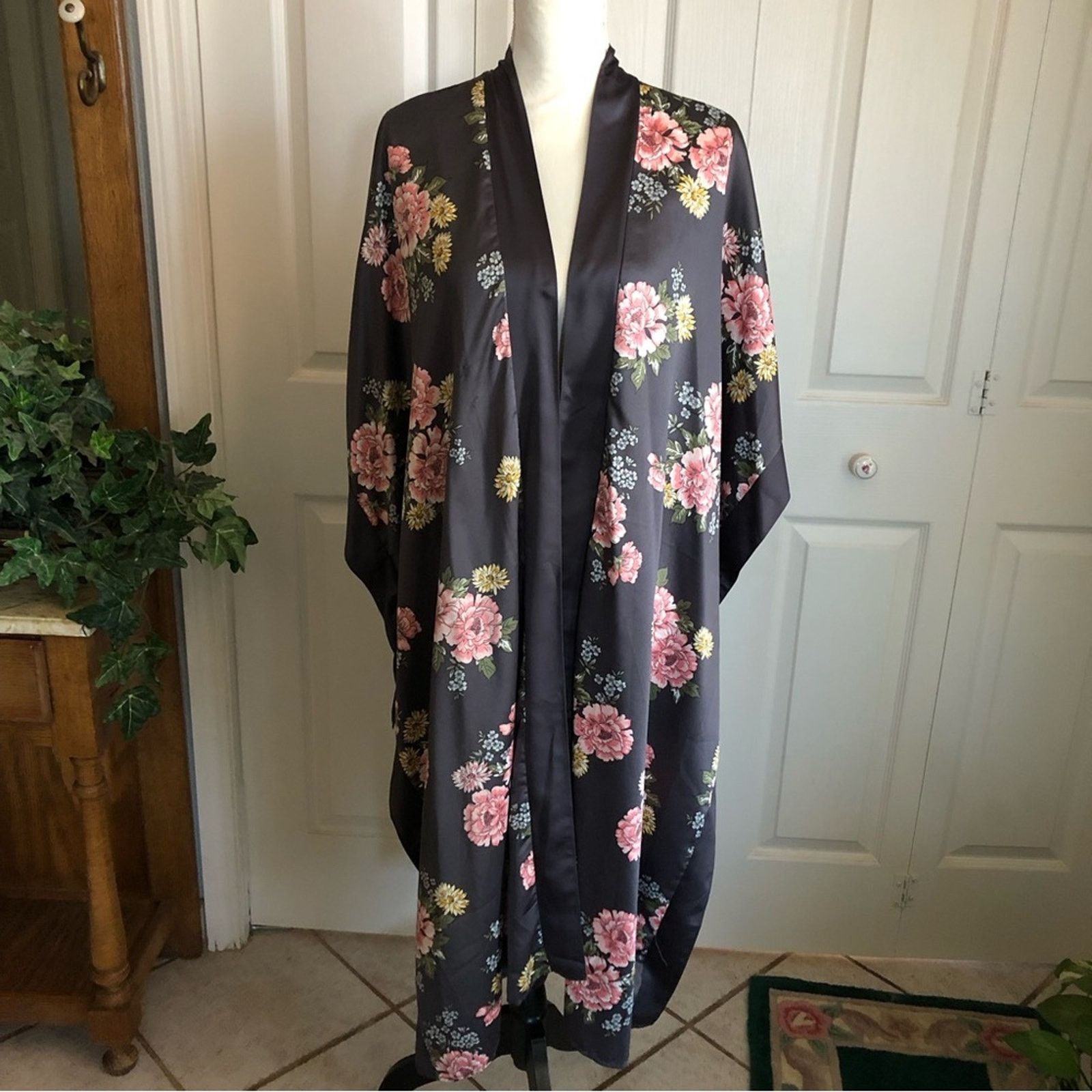 Other Torrid gray with colorful floral pattern open front robe Size ONE SIZE - 1 Thumbnail