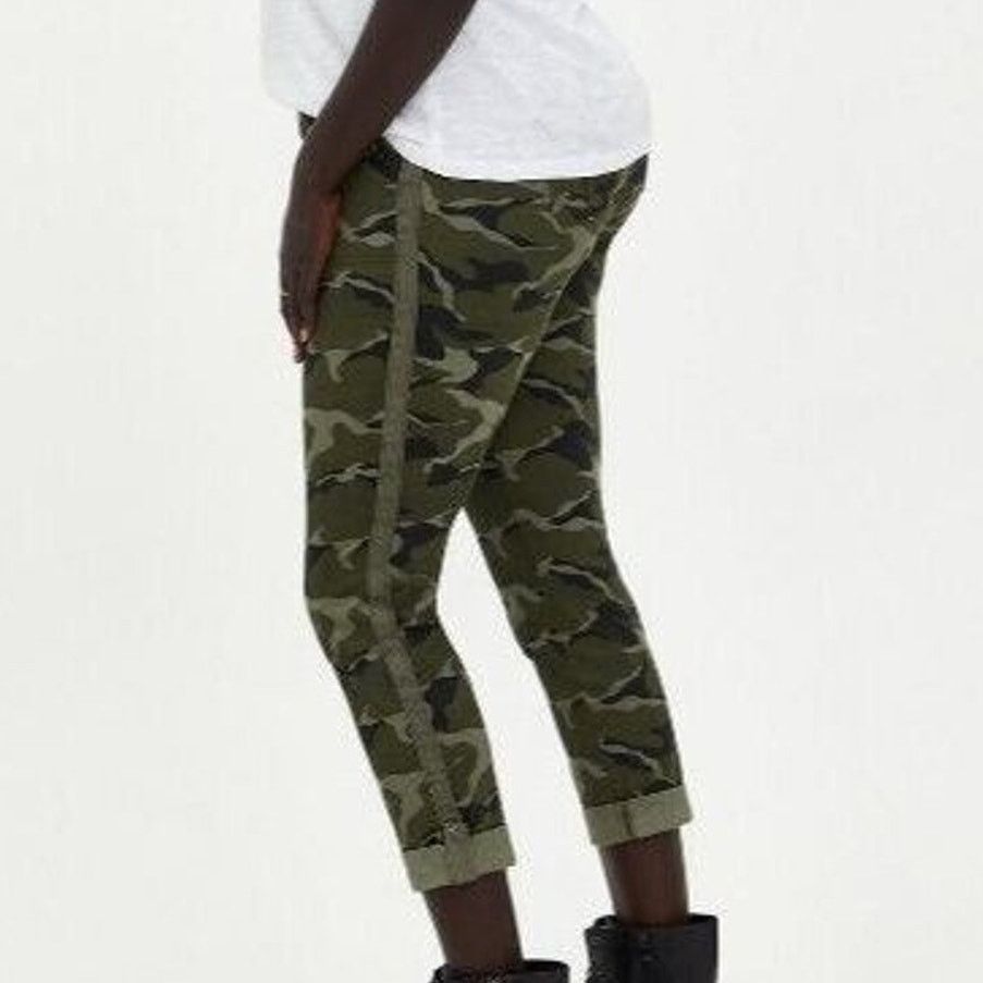 Torrid Torrid Womens Cropped Camo Pants Sz 24 Army Military Stretch Size 42" / US 20 - 1 Thumbnail