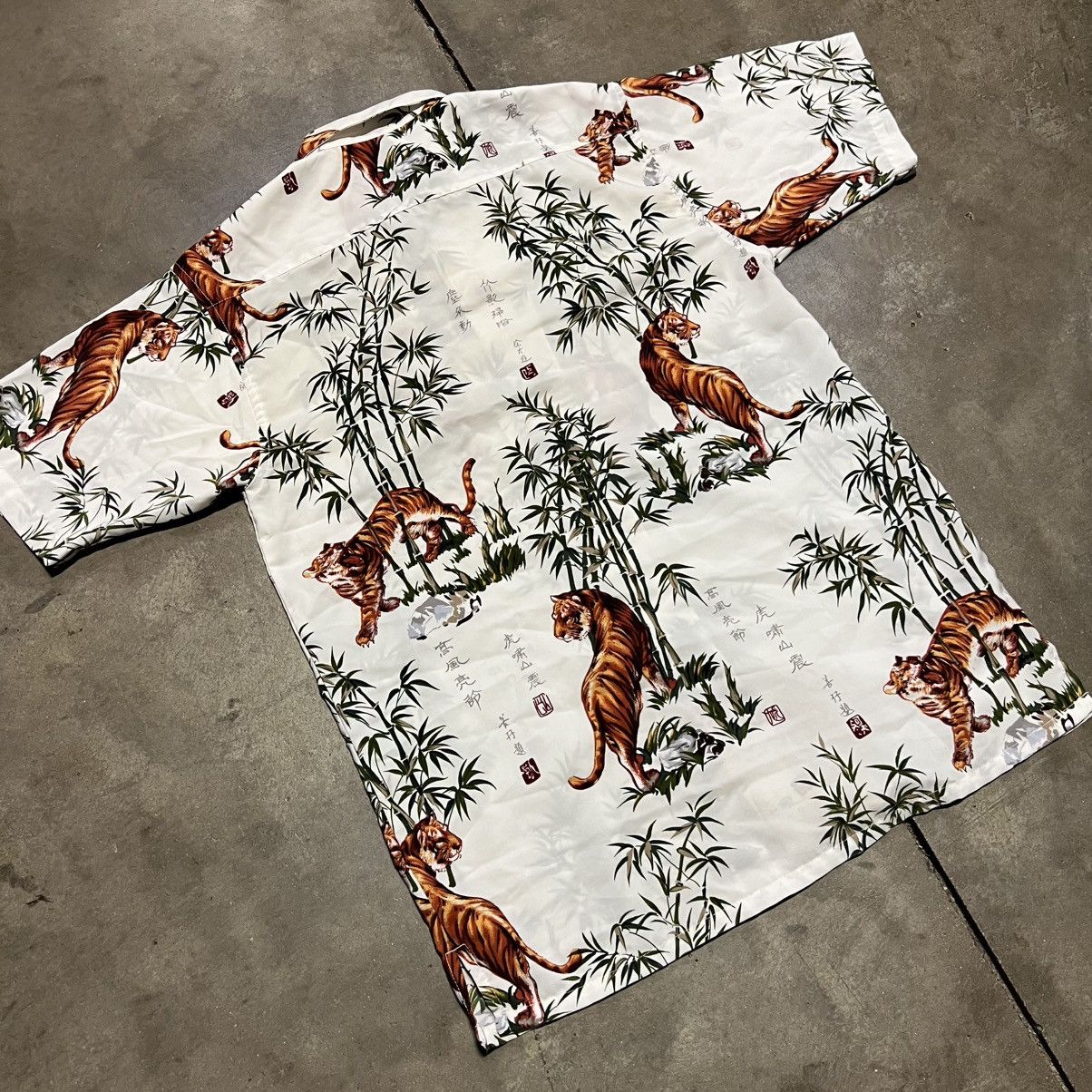 JNCO Vintage Box Office Island Tiger Button Up Shirt Japanese Y2K Size US S / EU 44-46 / 1 - 8 Thumbnail