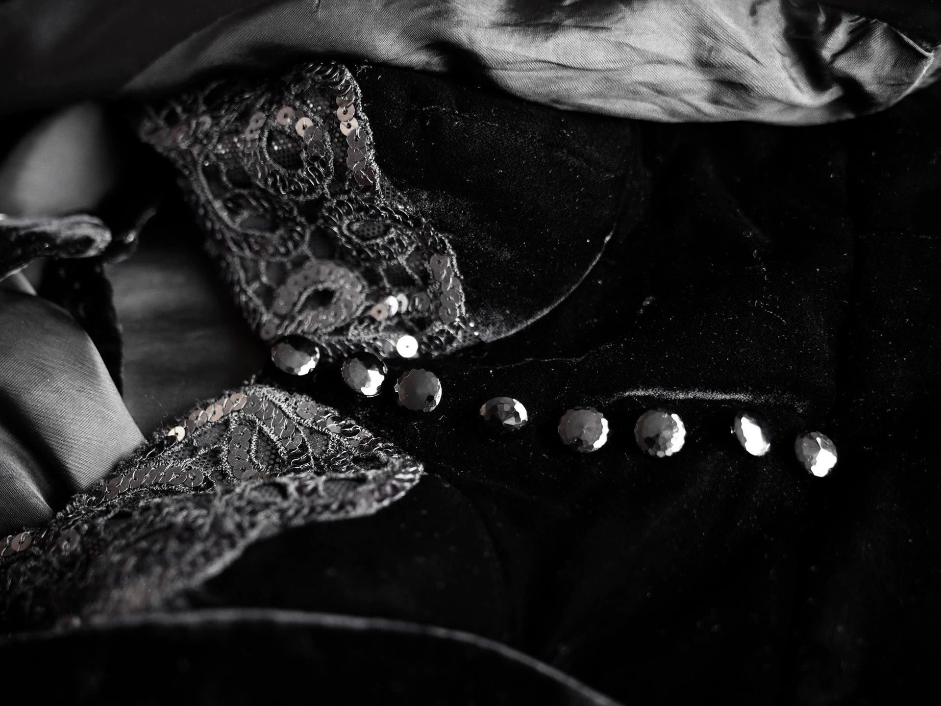 Other UK Vintage Black Velvet Beaded Halter Dress & Jacket Set Size SM Size S / US 4 / IT 40 - 4 Thumbnail