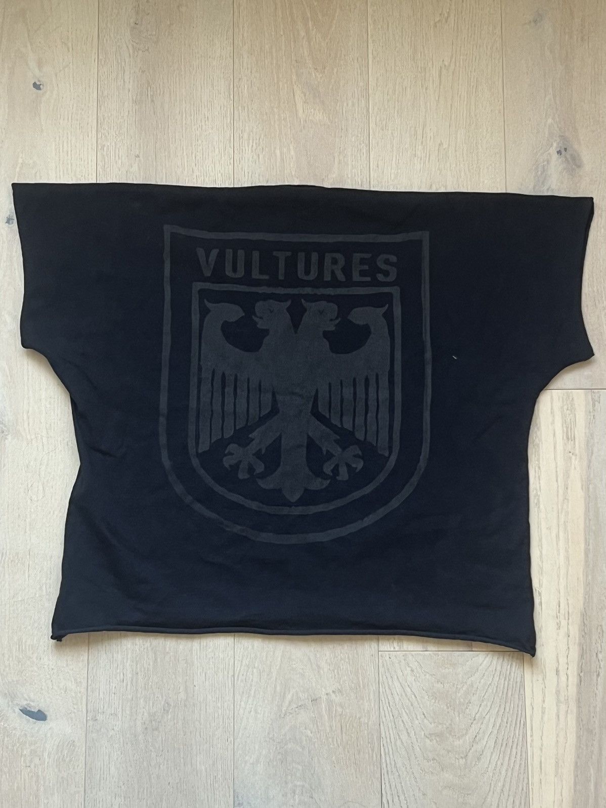 Yeezy Yeezy vultures small tee shirt black size 1 Size US S / EU 44-46 / 1 - 1 Thumbnail