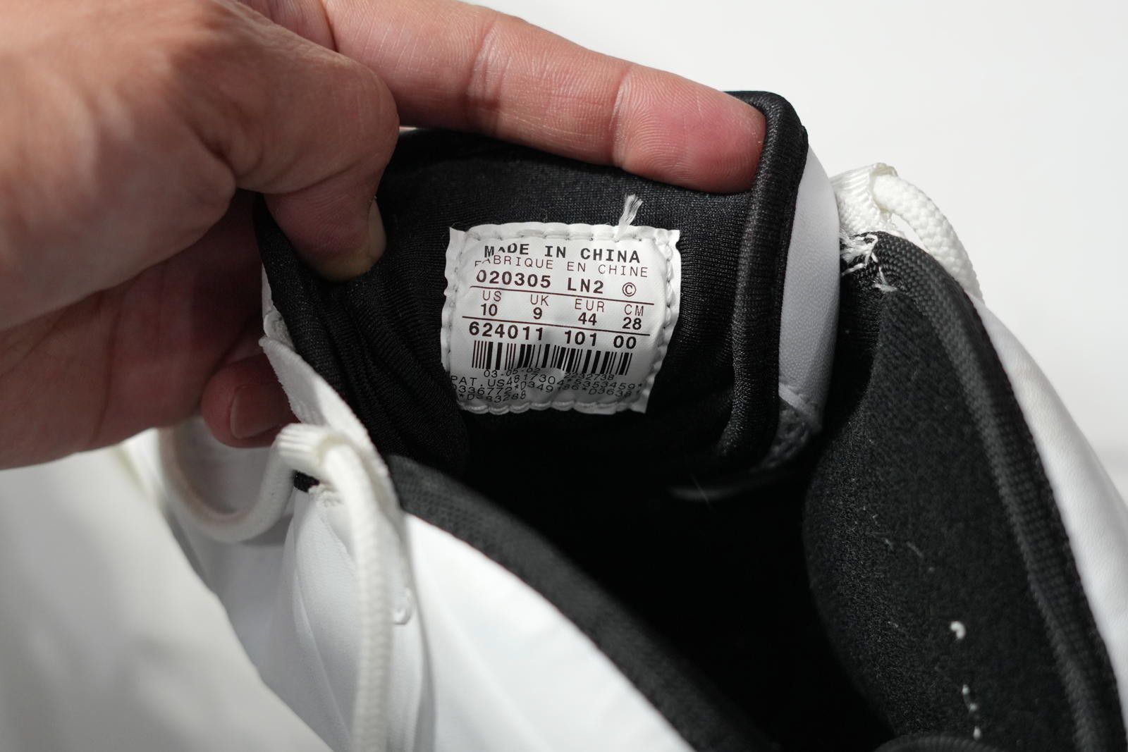 Nike Nike Sneaker Men's 10 White Black 2002 Uptempo 624011 101 Size US 10 / EU 43 - 10 Thumbnail