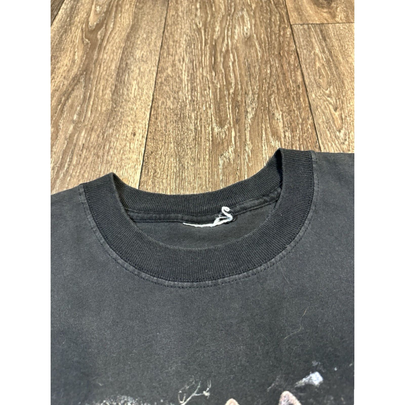 Vintage VINTAGE Husky Wolf Pups Animal Nature Earth Black T-Shirt Men L Black Nature 90s? Size US L / EU 52-54 / 3 - 6 Thumbnail