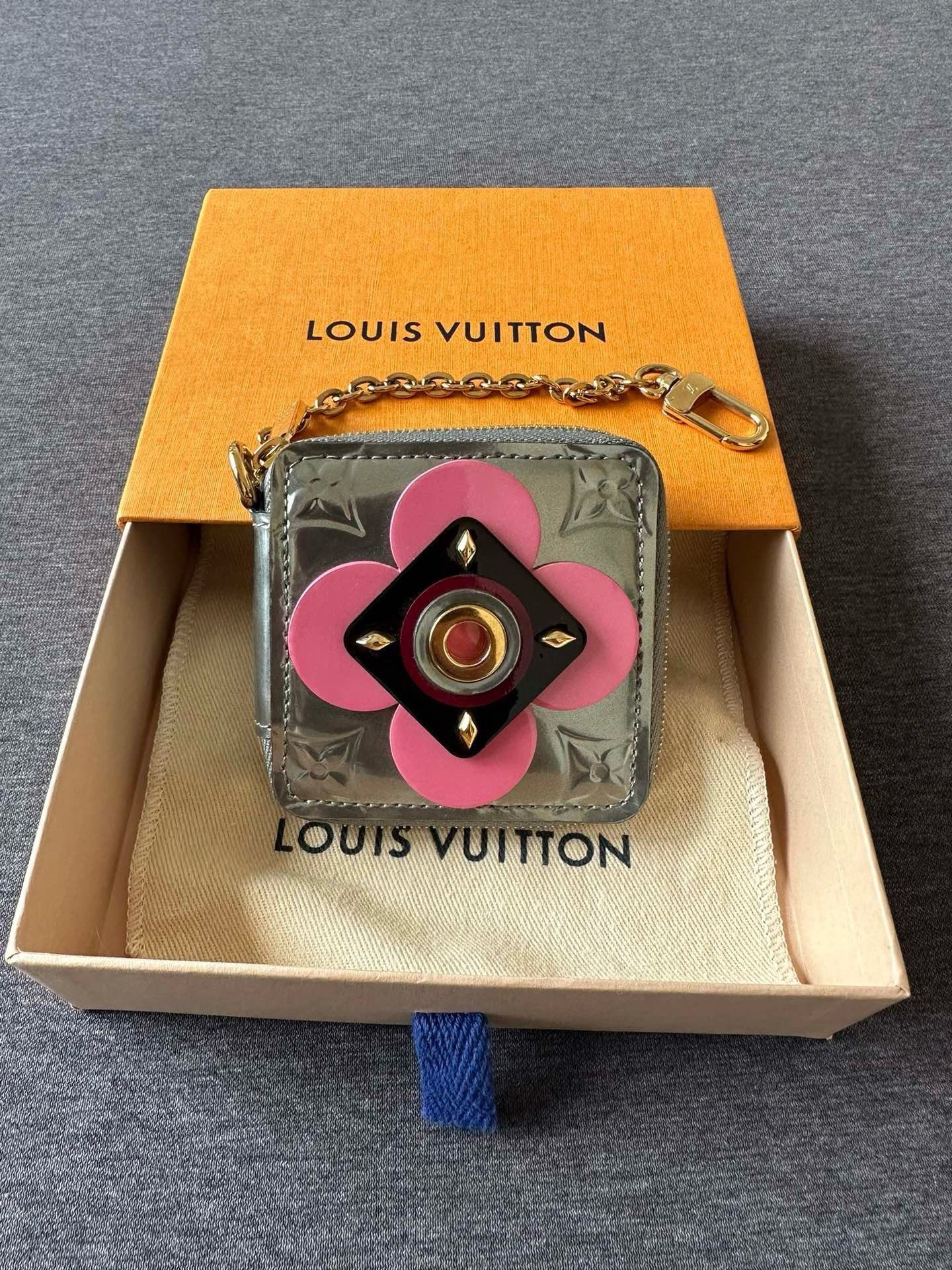 Louis Vuitton LV Limited 3D Flower Coin Purse Size ONE SIZE - 1 Thumbnail