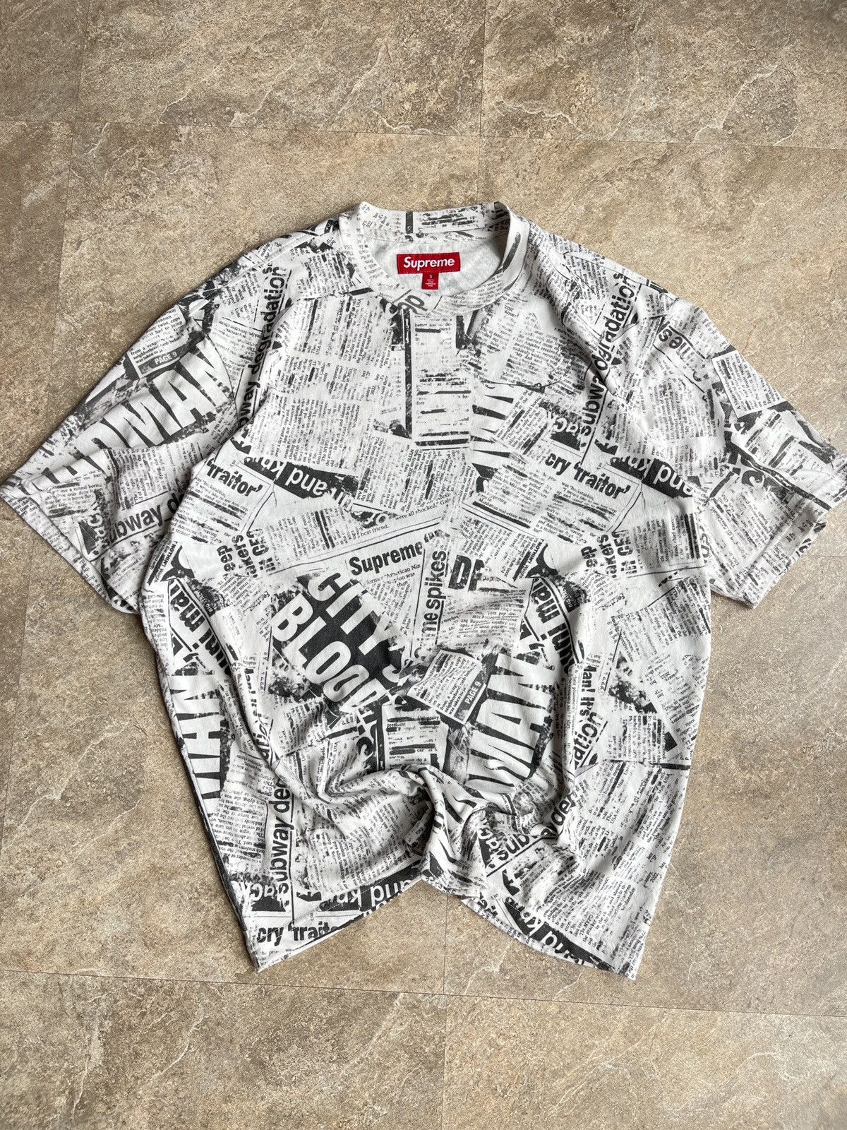 Supreme Supreme Newspaper tiger top S Size US S / EU 44-46 / 1 - 3 Thumbnail