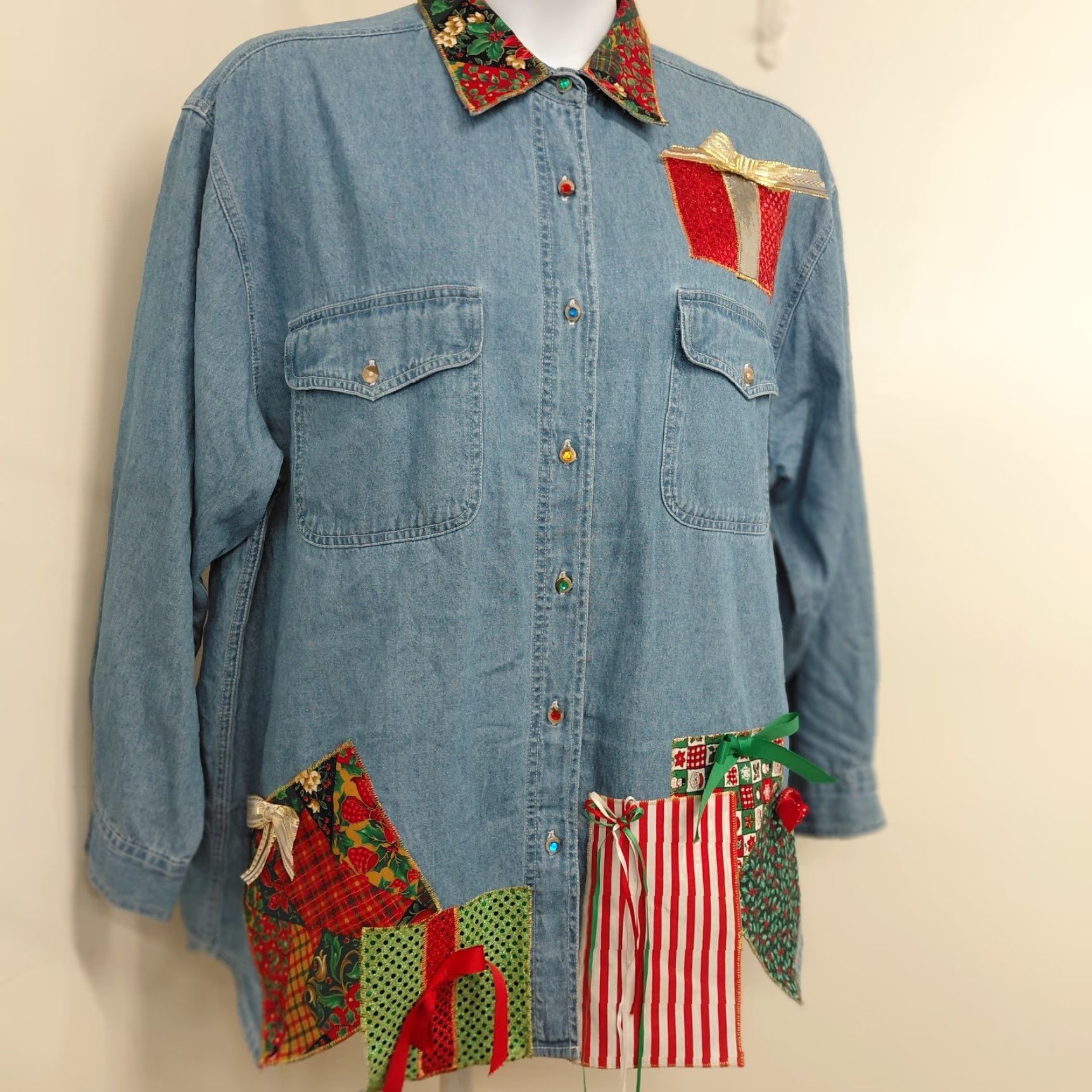 Lee VINTAGE Shane Lee Inc Shirt Womens 2XL Blue Denim Christmas Present Patches With Bows Shirt Womens 2XL Blue Denim Christmas Present Patches With Bows Size XXL / US 16-18 / IT 52-54 - 3 Thumbnail
