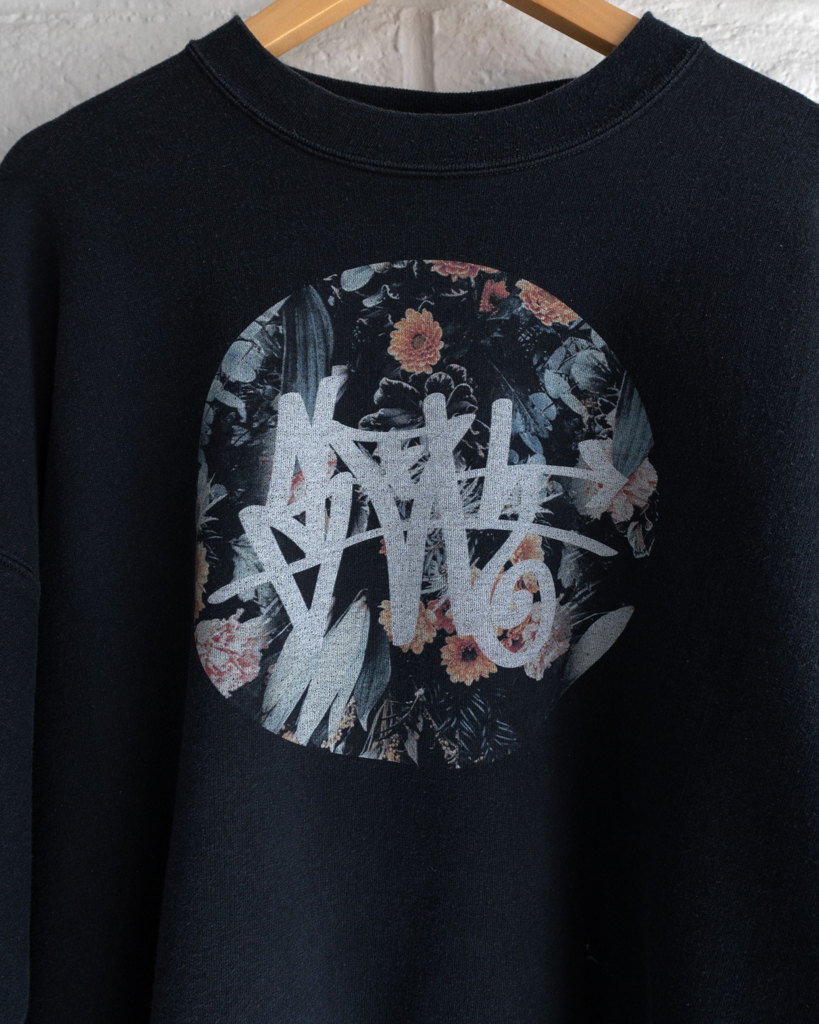 Vintage Vintage 2000s Graffiti Floral Graphic Sweatshirt Black 2XL Size US XXL / EU 58 / 5 - 2 Thumbnail