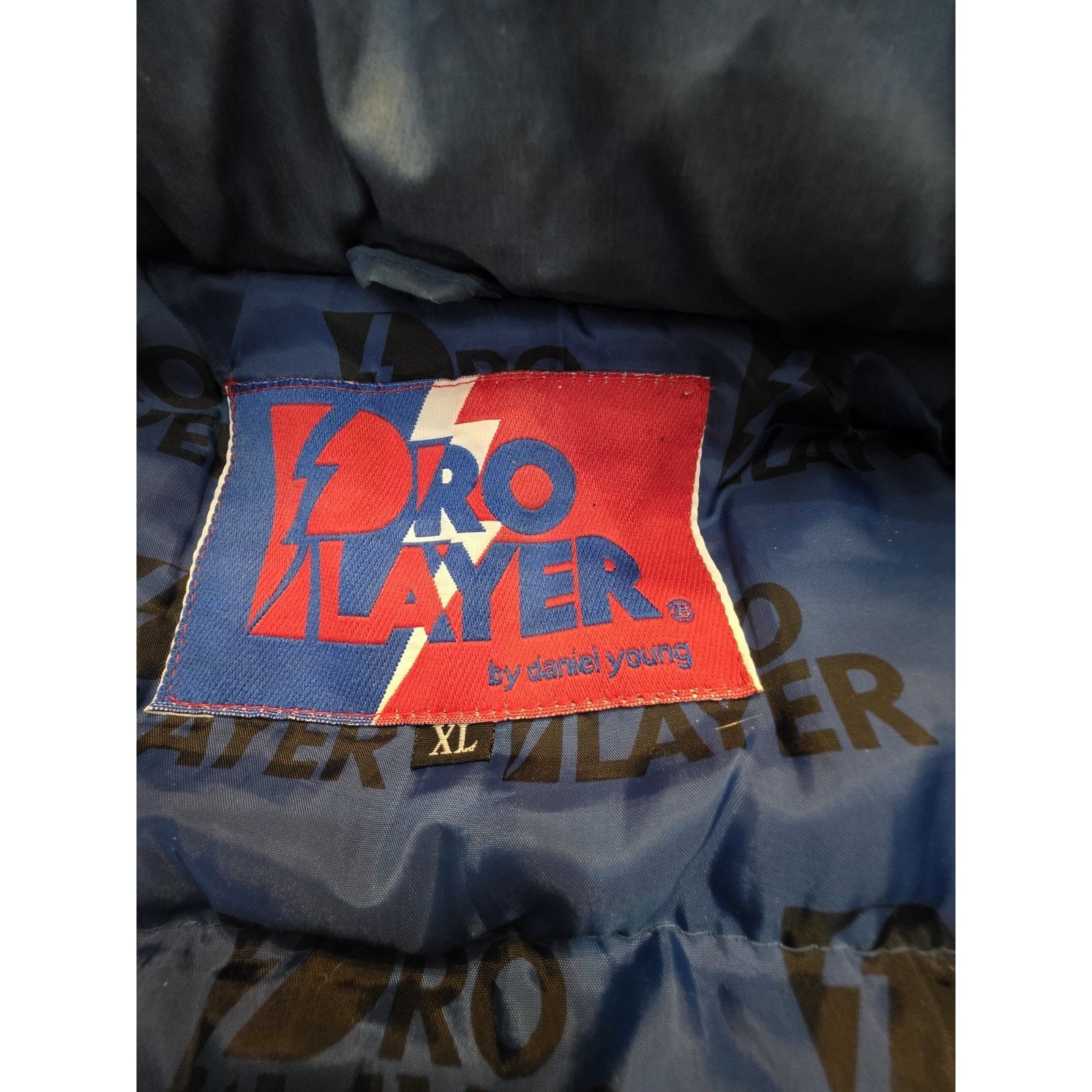 Other Kansas Jayhawks 90s PRO PLAYER puffer jacket XL blue red Size US XL / EU 56 / 4 - 5 Thumbnail