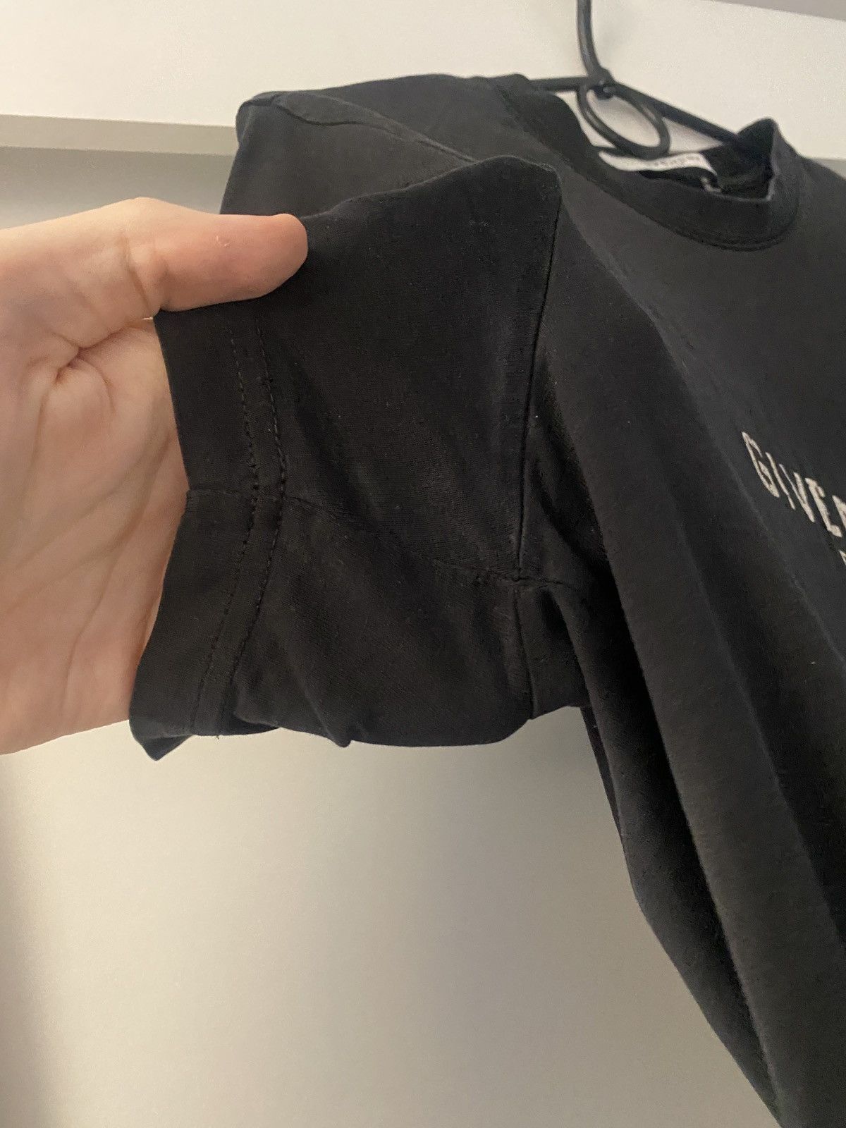 Givenchy Givenchy luxury distreesed logo tee Size US M / EU 48-50 / 2 - 7 Thumbnail