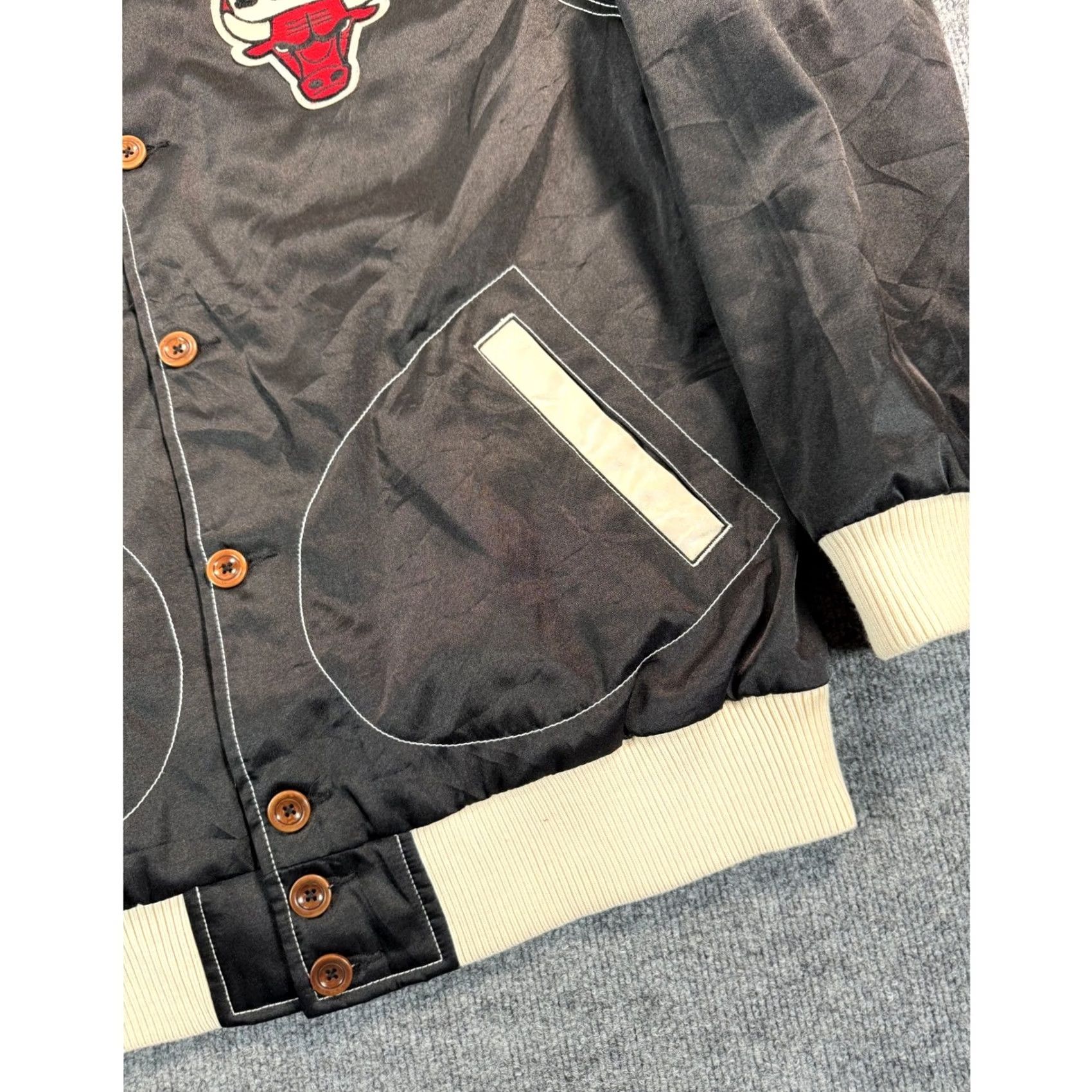 Mitchell & Ness VINTAGE Mitchell & Ness Chicago Bulls Satin Bomber Jacket Mens Large Black Logo Size US XXL / EU 58 / 5 - 6 Thumbnail