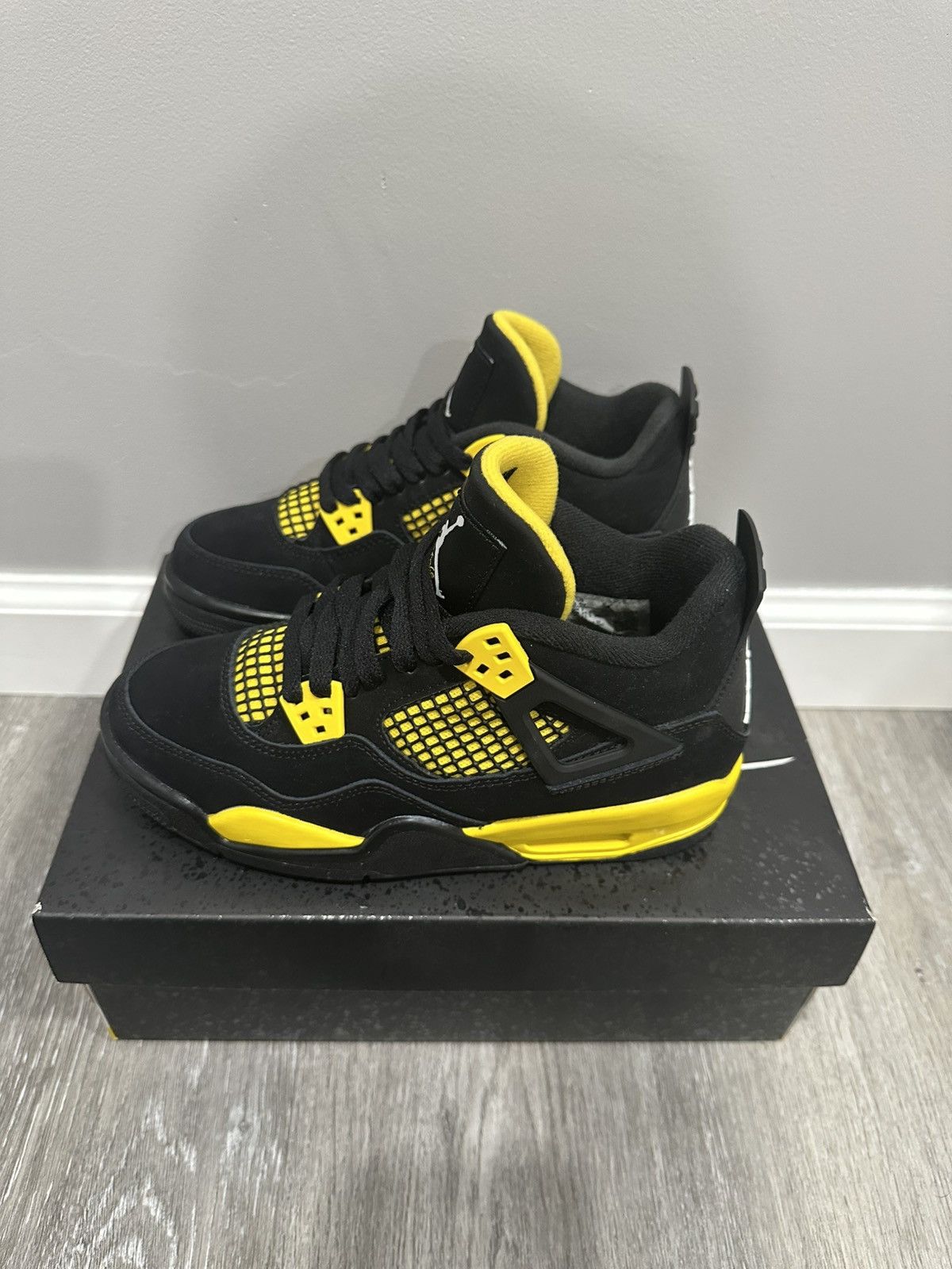 Jordan Brand Air Jordan 4 Retro GS ‘Thunder’ 2023 Size US 5 / IT 35 - 1 Thumbnail