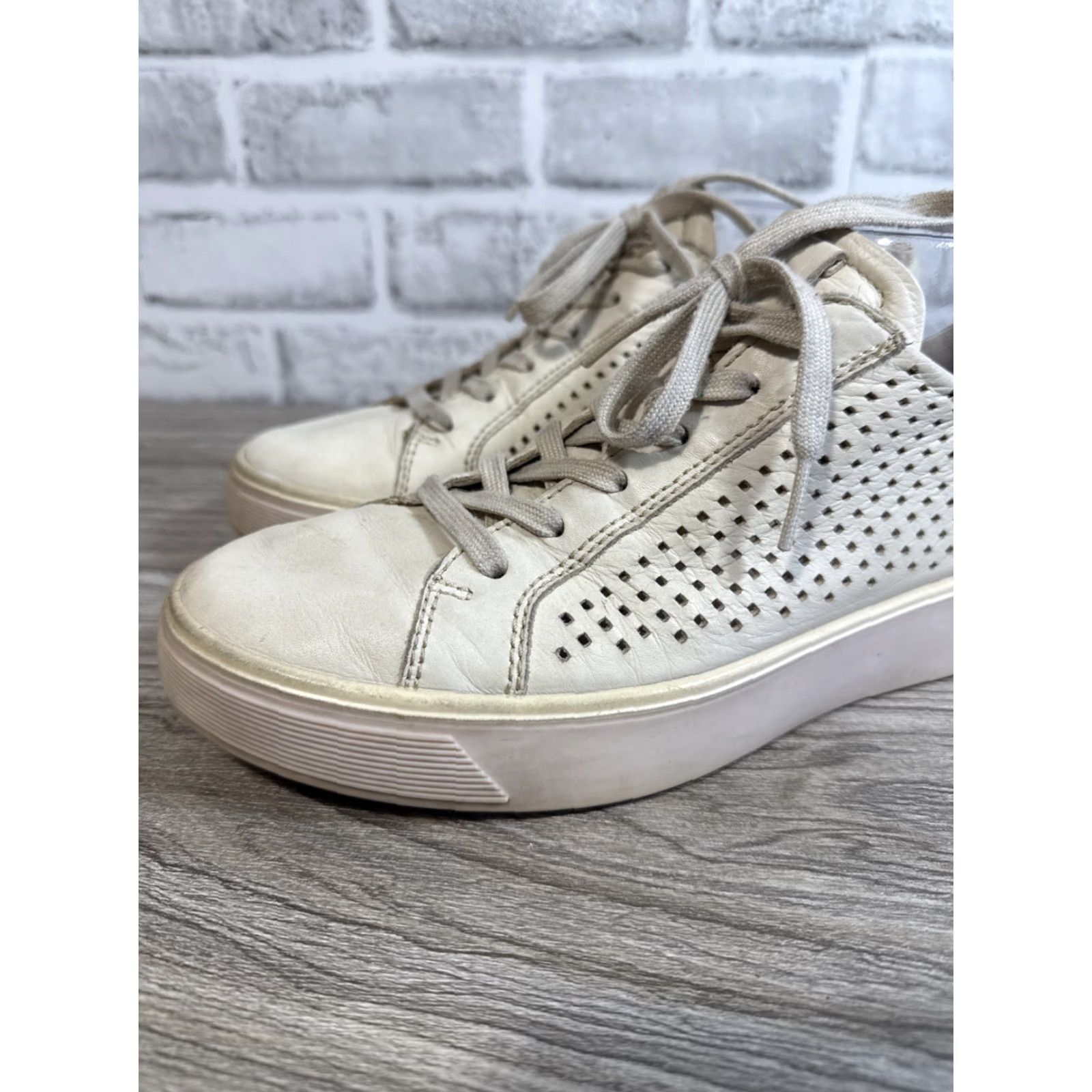 Ecco ECCO Street Tray Sneaker Women 8.5 US 39 EU Tan Leather Perforated Lightweight Cushioned Athletic Low Top Shoes Size US 9 / IT 39 - 2 Thumbnail