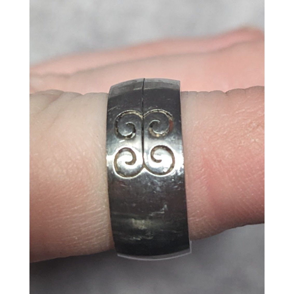 Other Vintage Floral Engraved Silver Tone Wide Band Ring Size 6 Size ONE SIZE - 7 Thumbnail