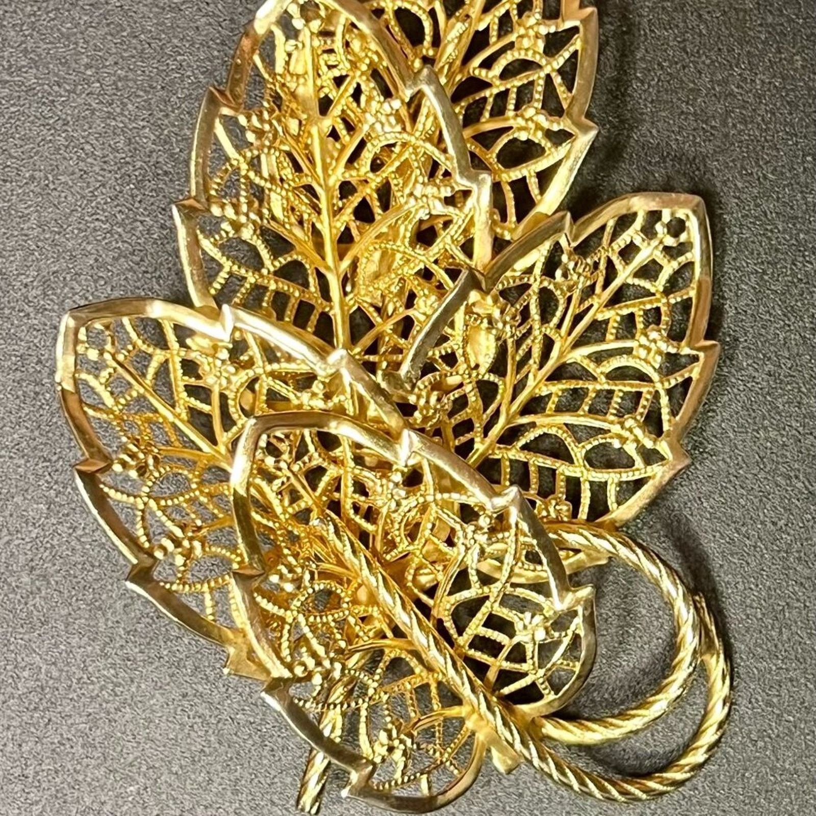 & Other Stories Sara Coventry – Goldtone, Leaves, Veins cut-out, 3.25 x 2.25 Size ONE SIZE - 1 Preview