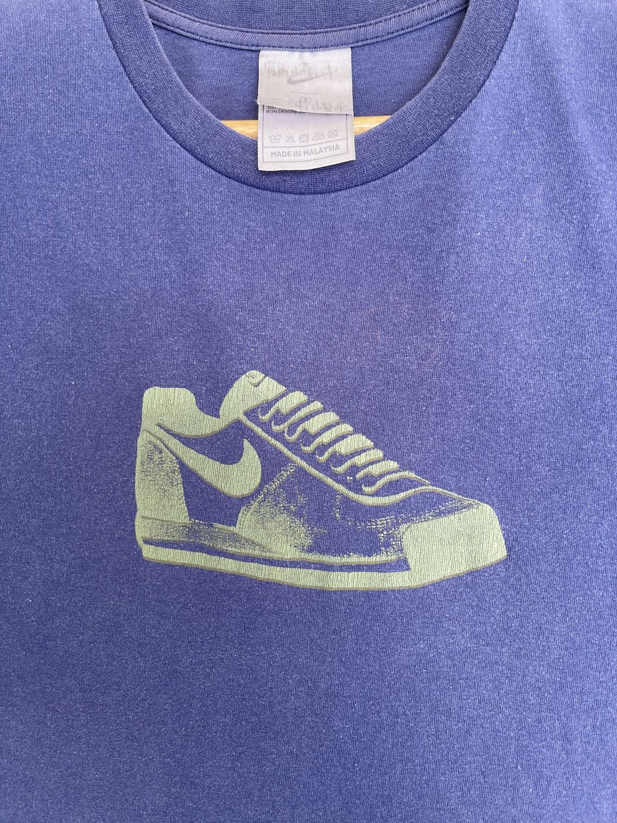Vintage Last Drop🔥Rare🔥Vintage Nike Swoosh Shoes Logo T-Shirt Size US M / EU 48-50 / 2 - 10 Thumbnail