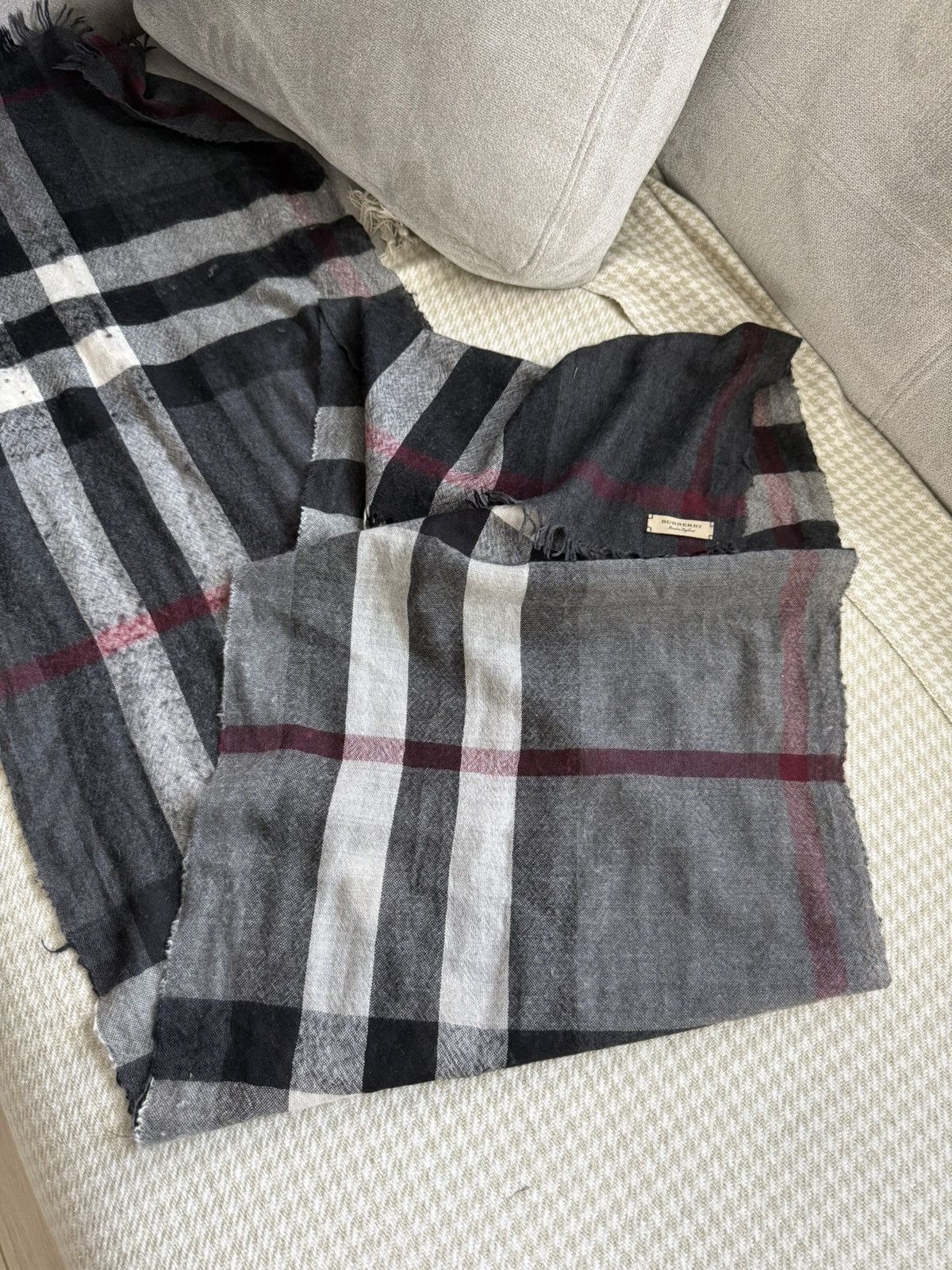 Burberry Burberry Check Cashmere and Wool Lightweight Scarf Size ONE SIZE - 13 Thumbnail
