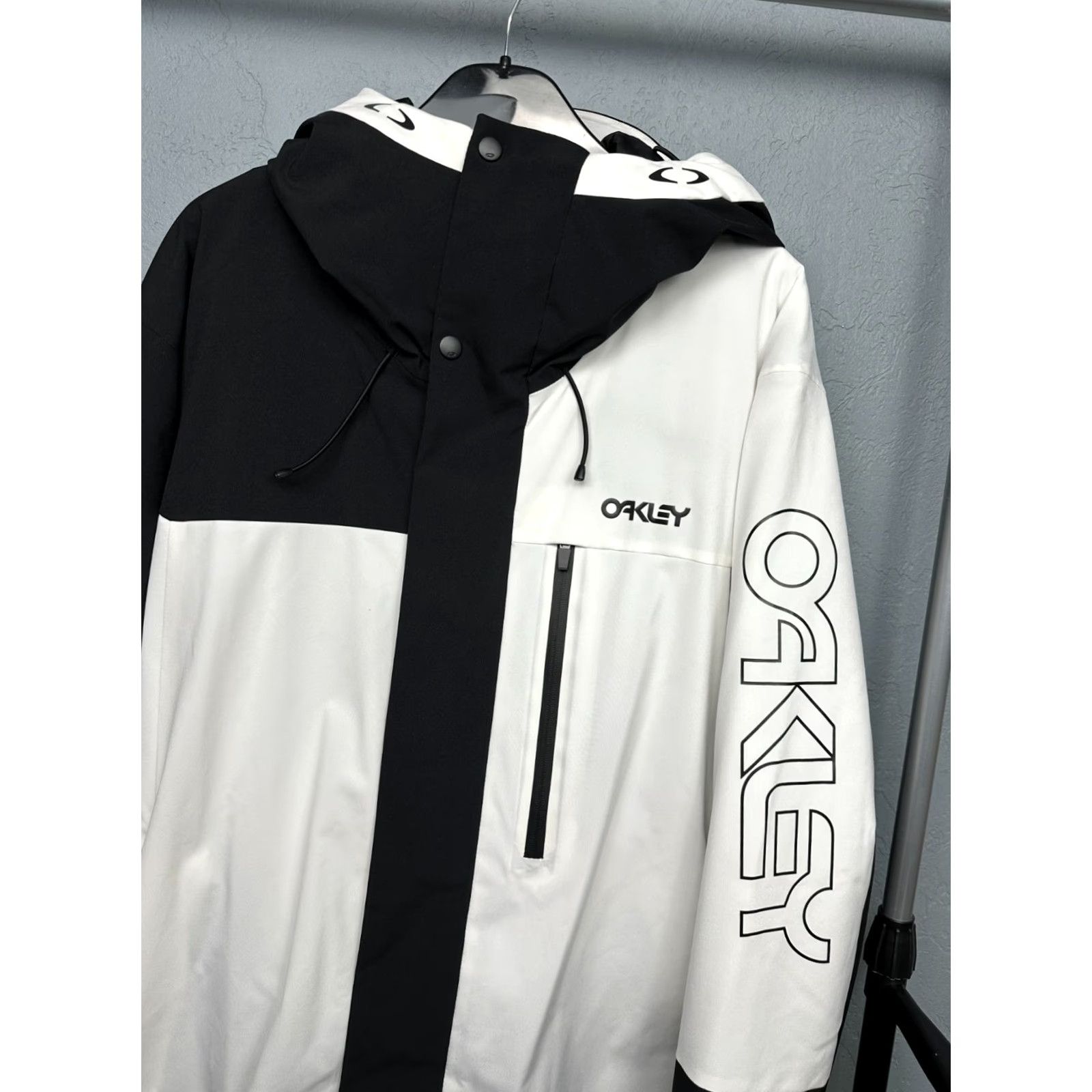 Oakley Oakley Mens Ski Jacket XL Black Geometric Logo Windbreaker Skiing Vintage? Size US XL / EU 56 / 4 - 6 Thumbnail