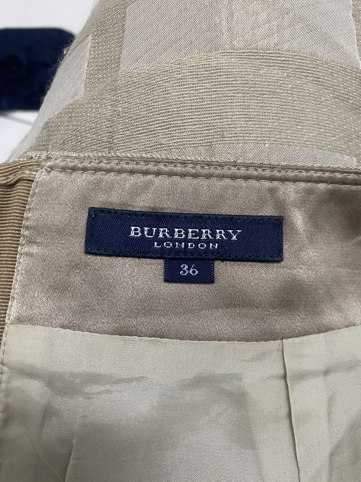 Burberry VINTAGE BURBERRY LONDON GRAY BEIGE CHECKERED MINI SKIRT Size 25" / US 0 / IT 36 - 4 Thumbnail