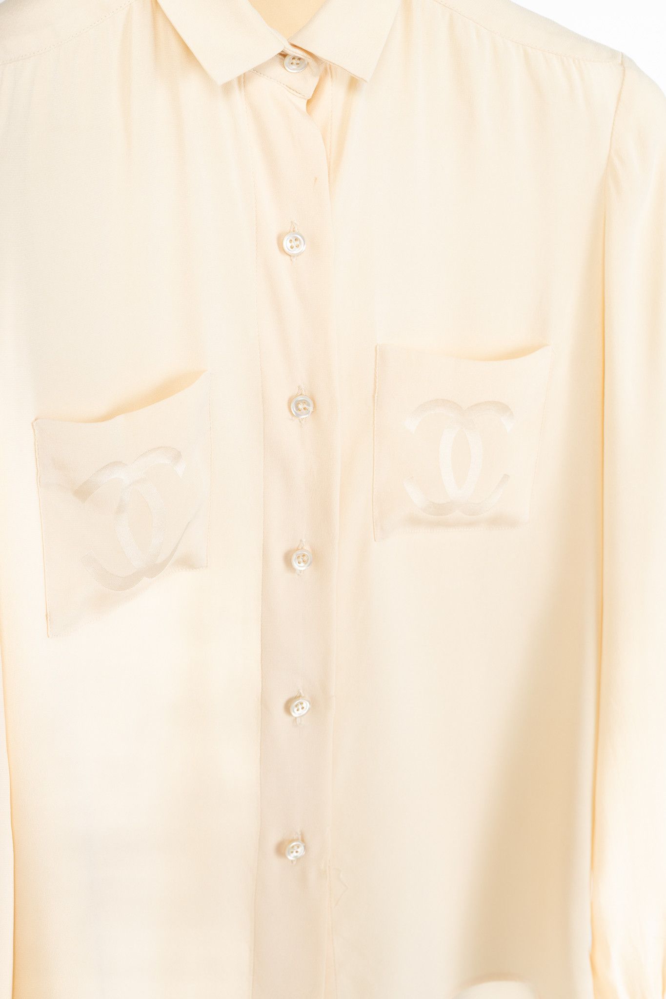 Chanel Chanel 70's-Vintage Cream Silk CC-Pocket Buttoned Blouse Size M / US 6-8 / IT 42-44 - 8 Thumbnail