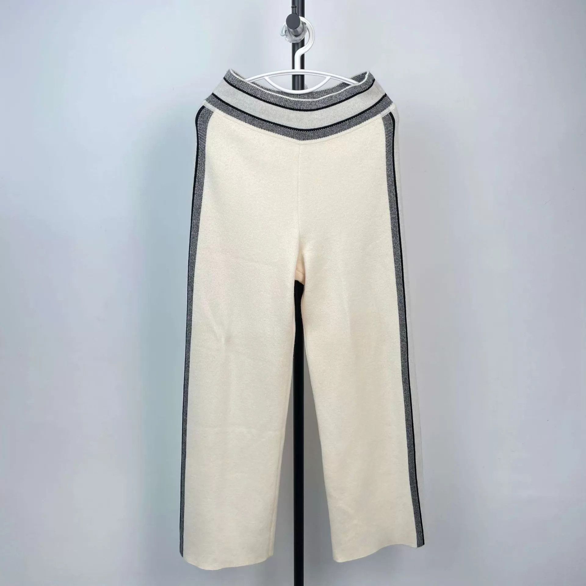 Dior Dior White Sweatpants 97 New 36 Size 26" / US 2 / IT 38 - 1 Thumbnail