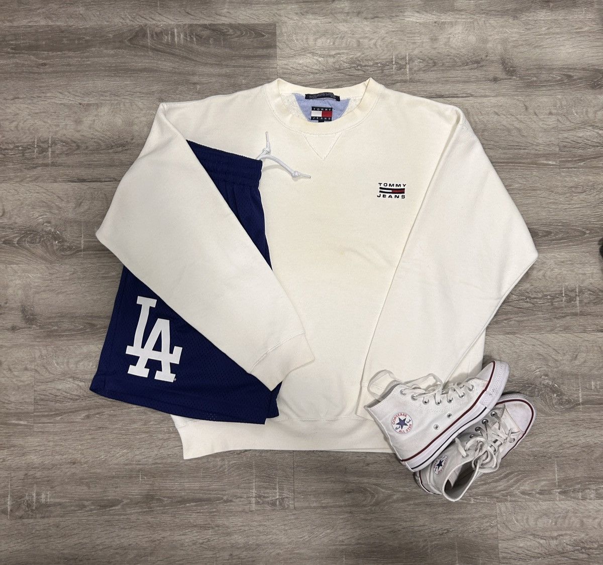 Tommy Hilfiger Y2K Tommy Hilfiger Jeans Tag Embroidered White Crewneck Size US L / EU 52-54 / 3 - 1 Thumbnail