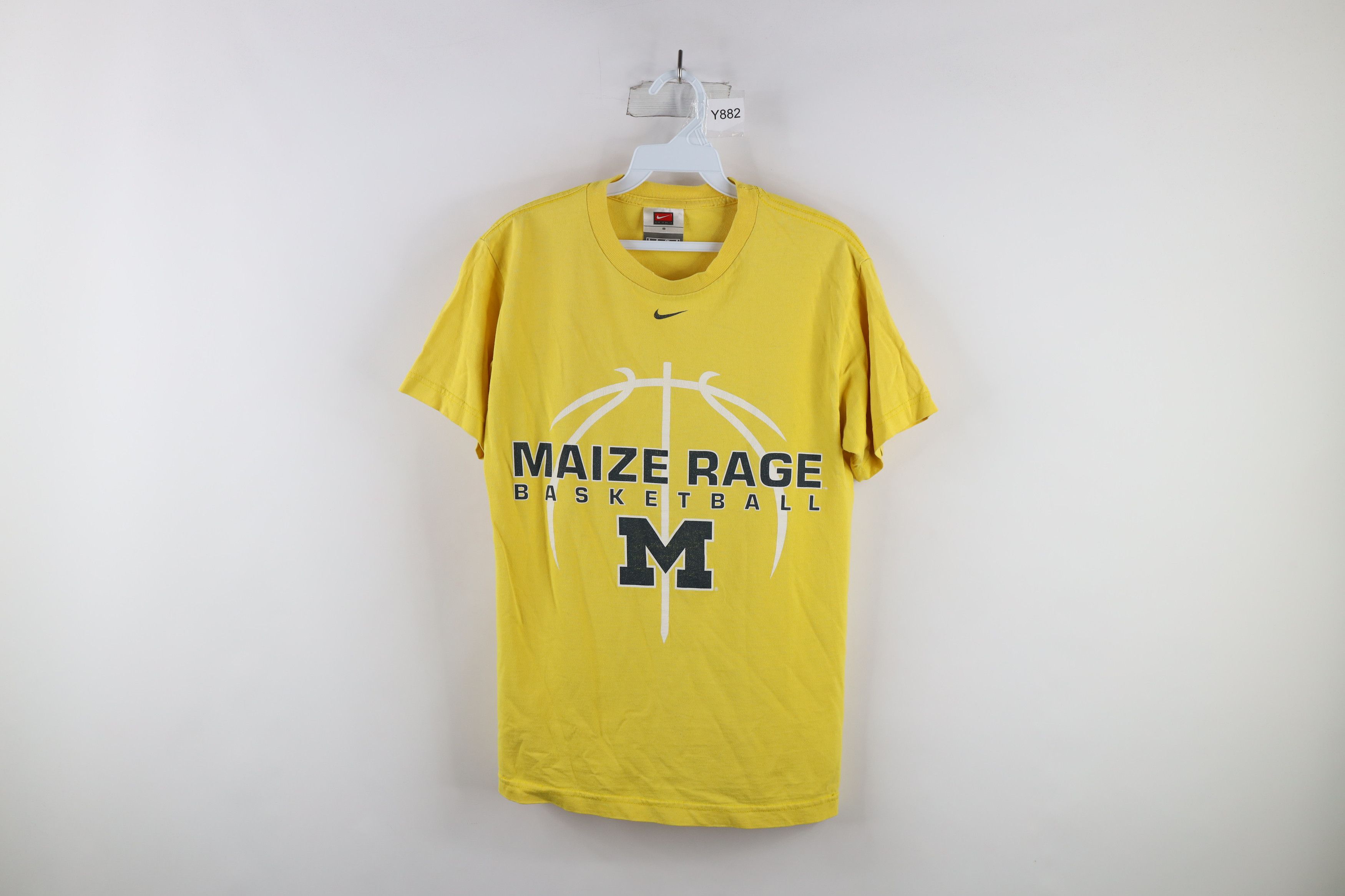 Nike × Vintage Vintage Nike University of Michigan Basketball T-Shirt Size US S / EU 44-46 / 1 - 1 Thumbnail