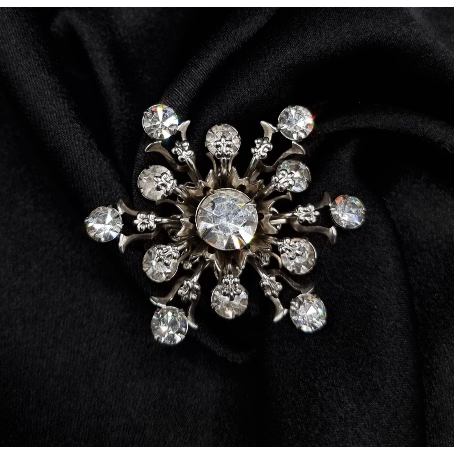 Vintage Vintage 1960's Rhinestone Snowflake Brooch Pin Size ONE SIZE - 1 Thumbnail