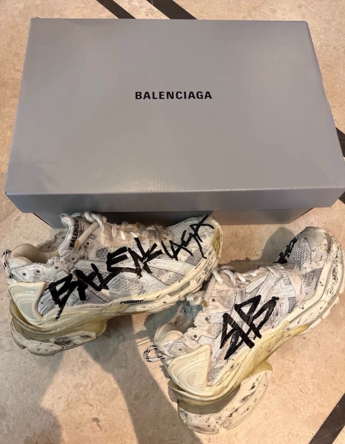 Balenciaga Balenciaga runner white graffiti old style Size US 8 / EU 41 - 8 Thumbnail