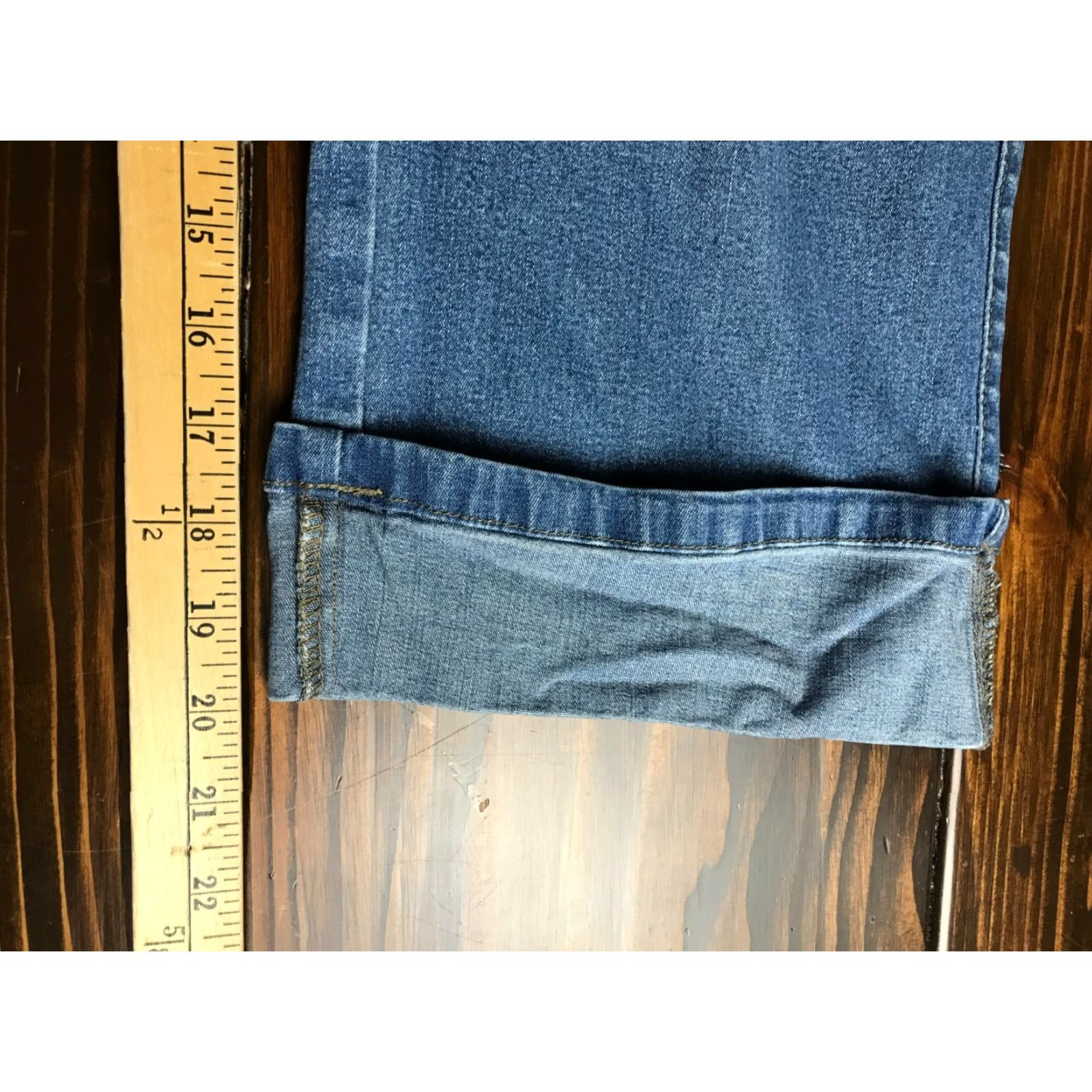 Lee Lee Jeans Women's Capri Jeans 12M Blue Denim Cuffed Pockets Capri Regular 20in Inseam Mid Rise Size 24" / US 00 / IT 34 - 6 Thumbnail