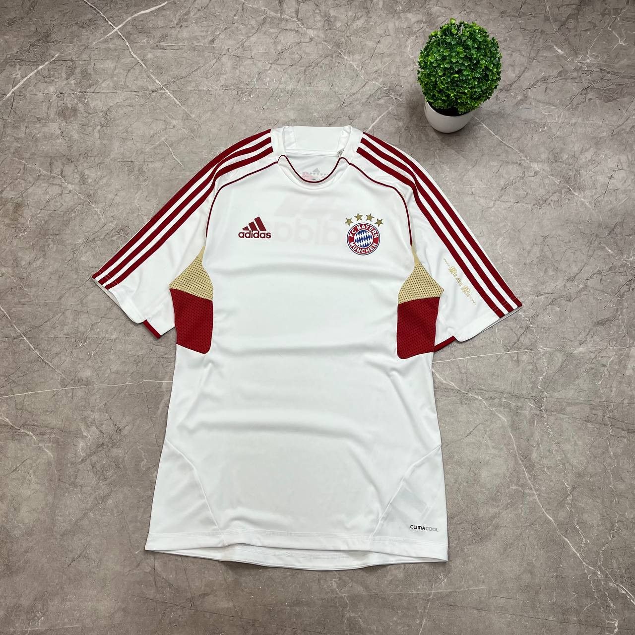 Adidas Vintage Adidas 2011/2012 Bayern Munich Football T-Shirt Size US L / EU 52-54 / 3 - 5 Thumbnail