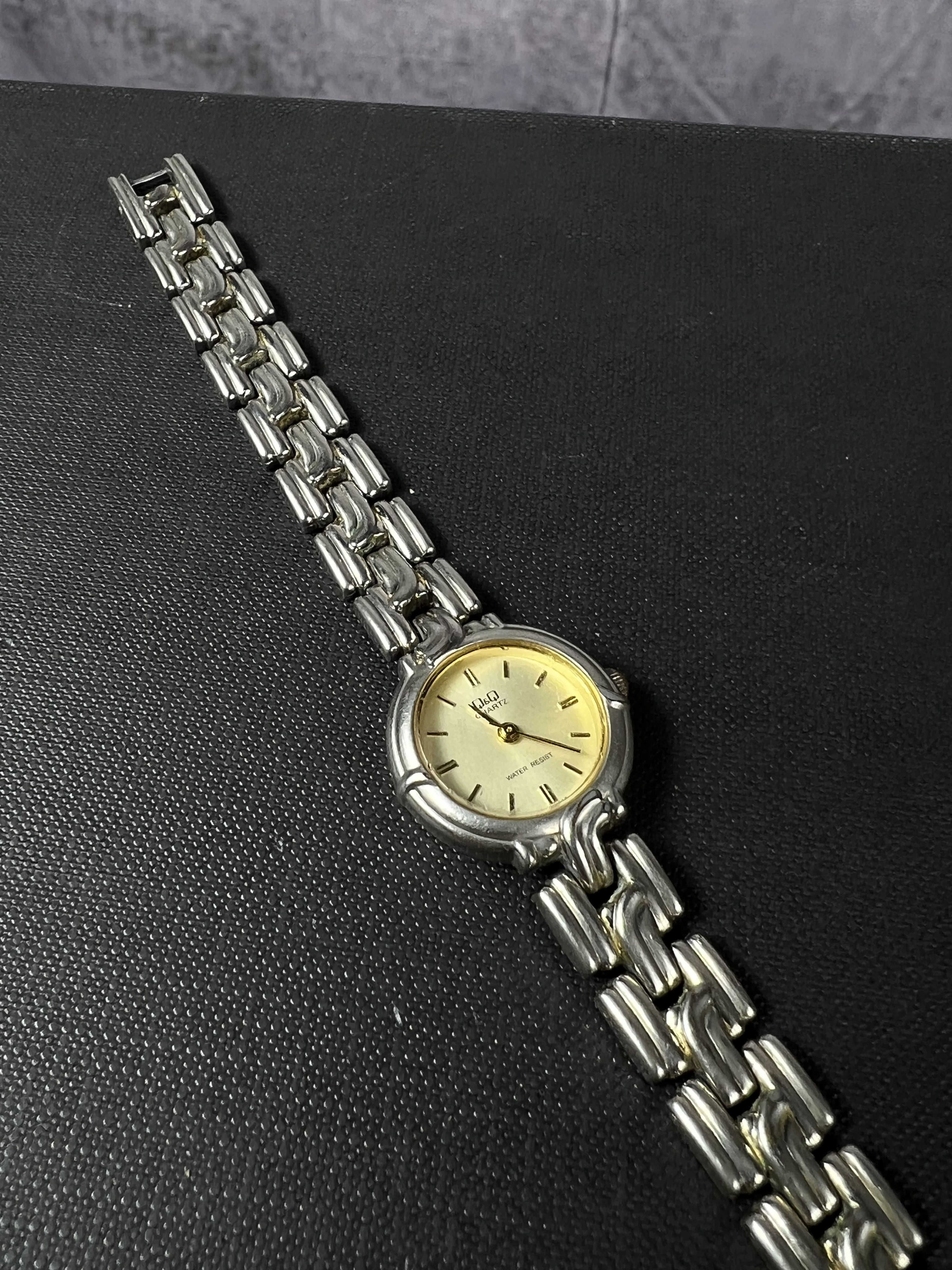 Vintage Futuristic Minimalistic Q&Q Japanese Style Bracelet Watch Size ONE SIZE - 3 Thumbnail