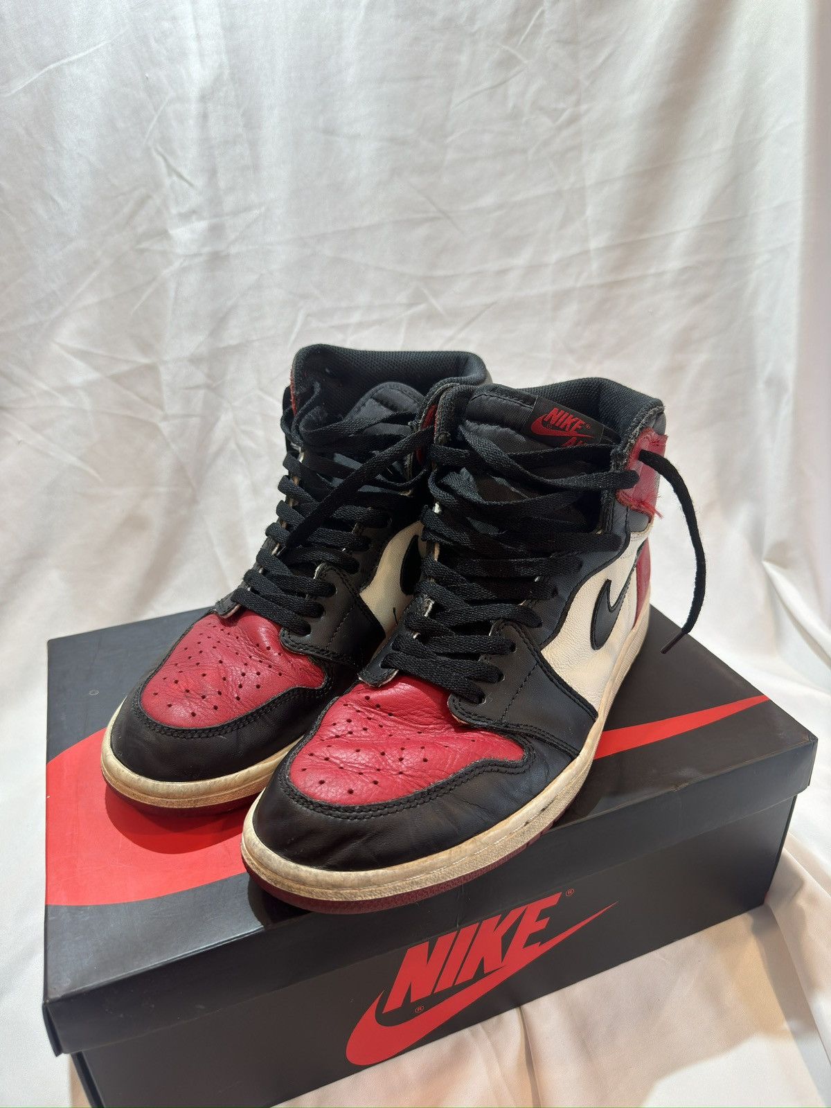 Jordan Brand Jordan 1 High Bred Toe 2018 Size US 10 / EU 43 - 2 Thumbnail