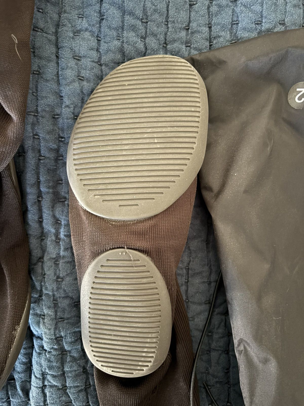 Kanye West × Yeezy Yeezy Pods – Tagged Size : 2 Size US 10 / EU 43 - 2 Thumbnail